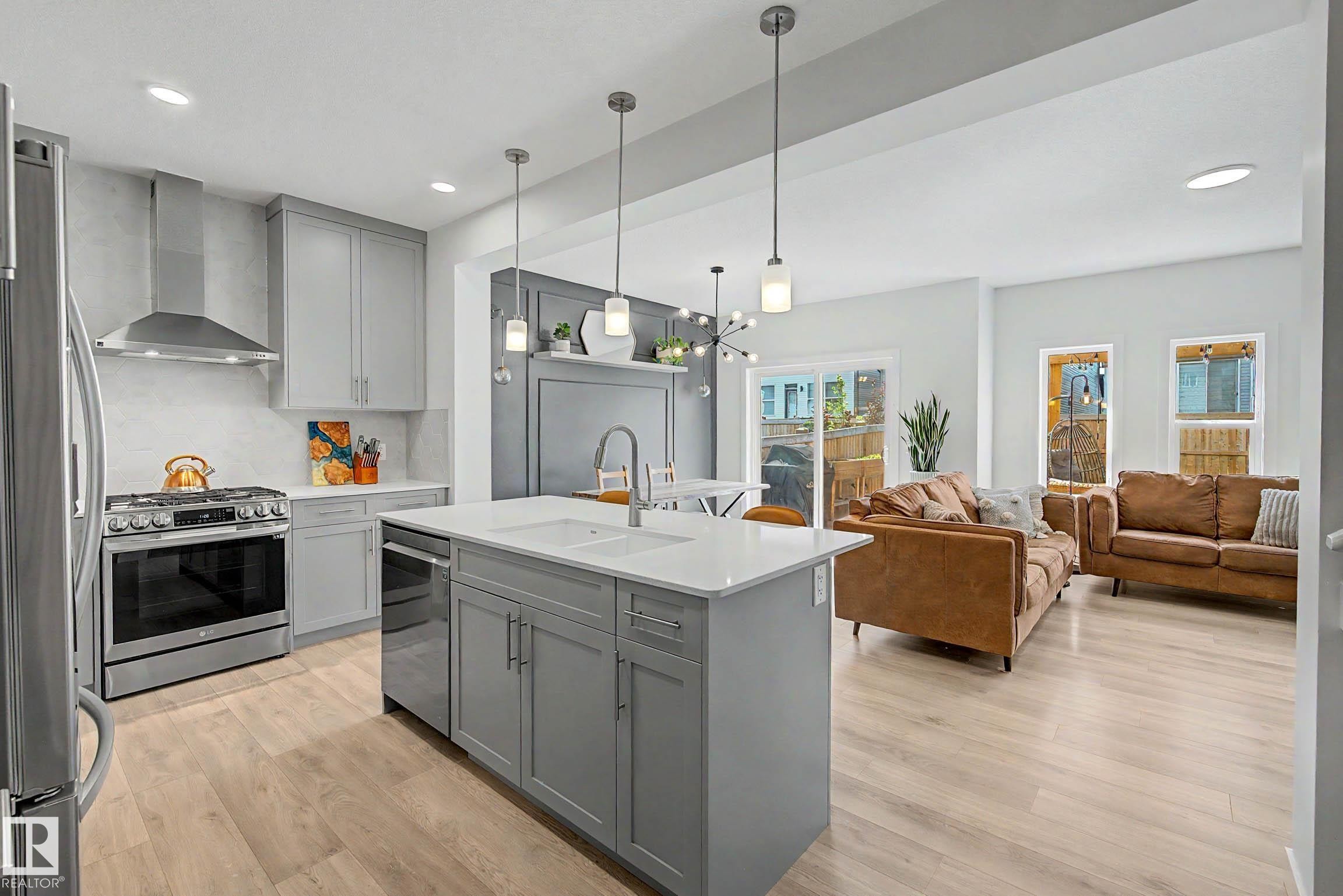 23015 96 Avenue Nw, Edmonton, AB - Indoor Photo Showing Kitchen With Upgraded Kitchen