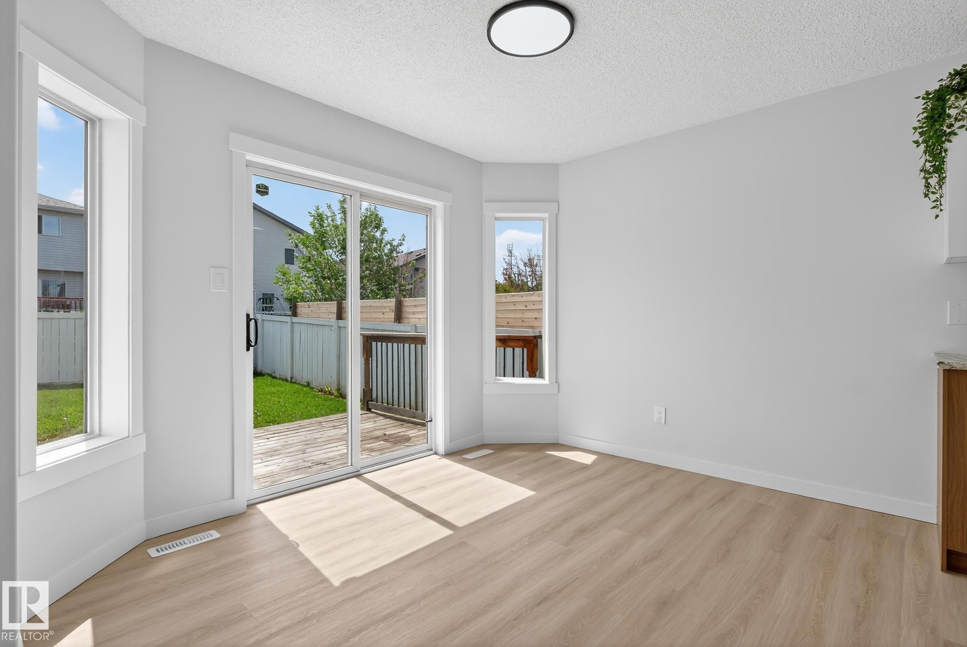 168 Ward Crescent Nw, Edmonton, AB - Indoor Photo Showing Other Room
