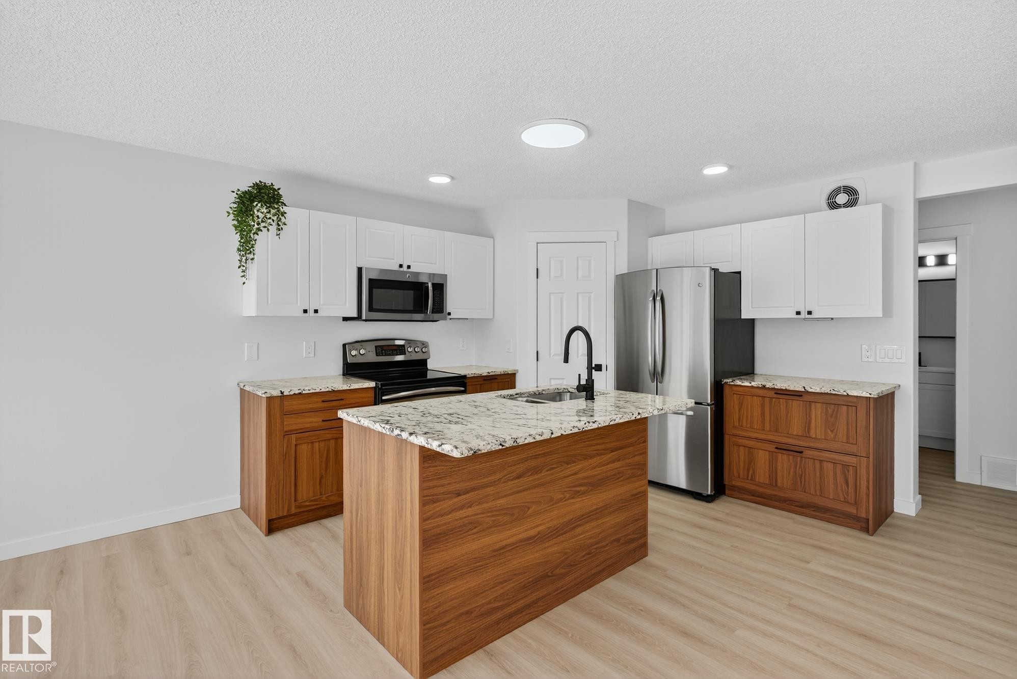 168 Ward Crescent Nw, Edmonton, AB - Indoor Photo Showing Kitchen