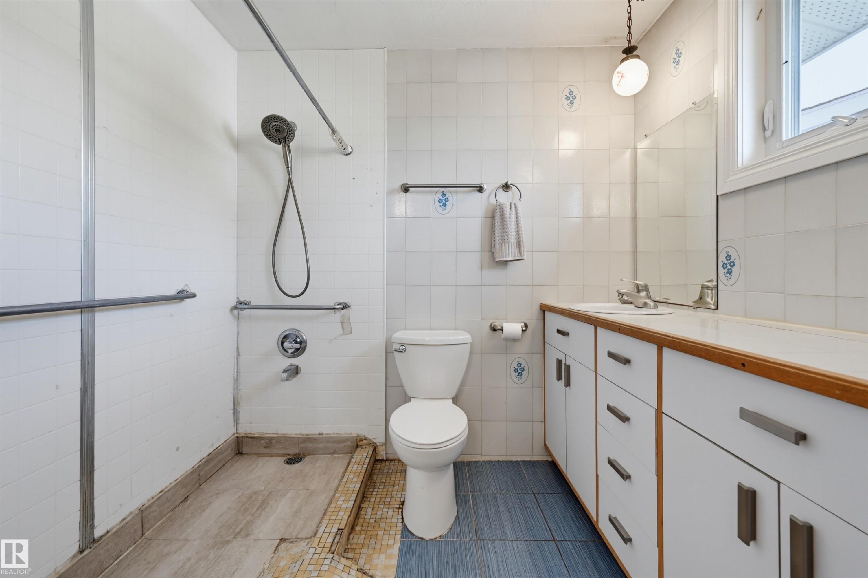 14012 120 Street Nw, Edmonton, AB - Indoor Photo Showing Bathroom