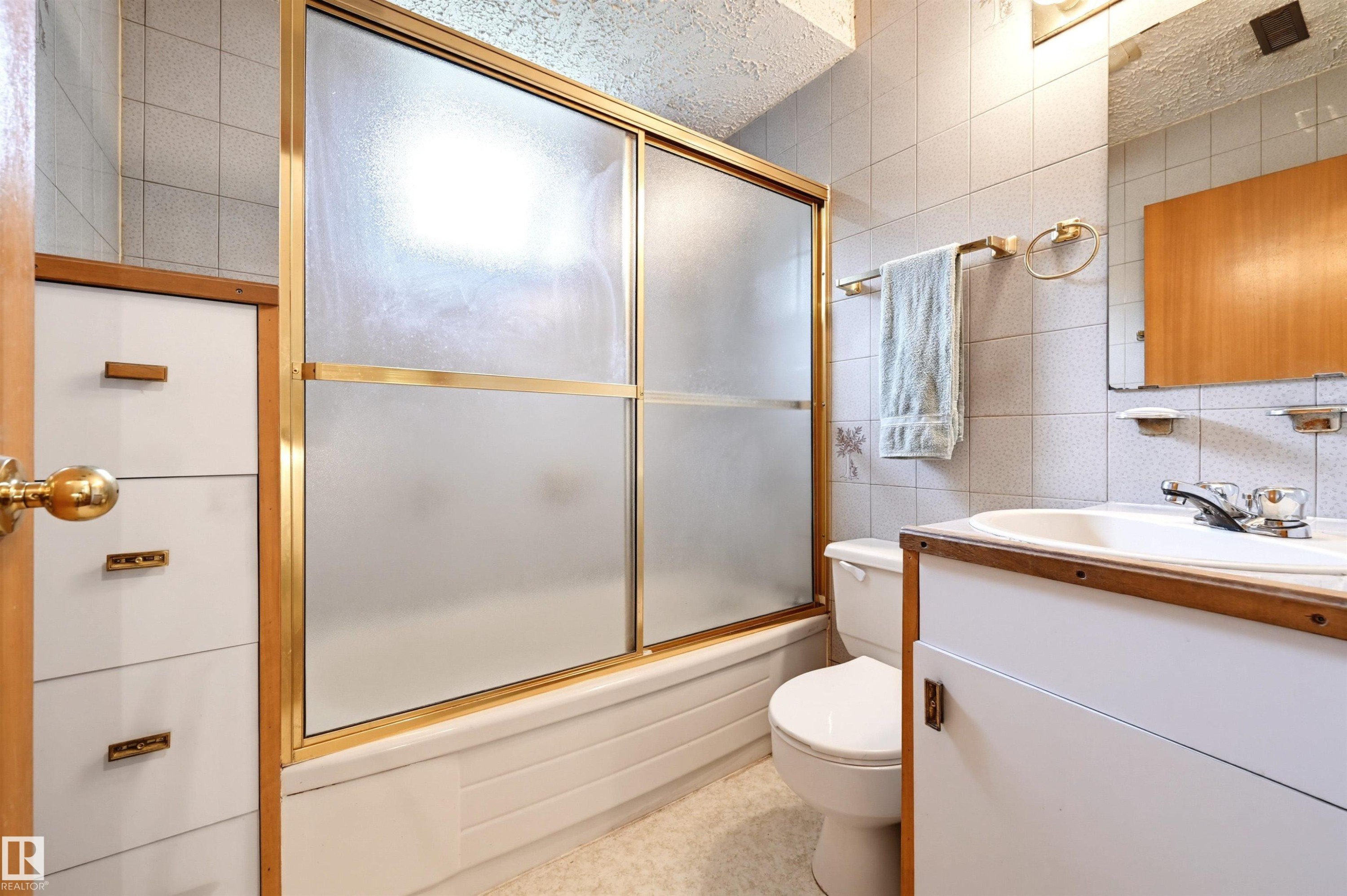 14012 120 Street Nw, Edmonton, AB - Indoor Photo Showing Bathroom