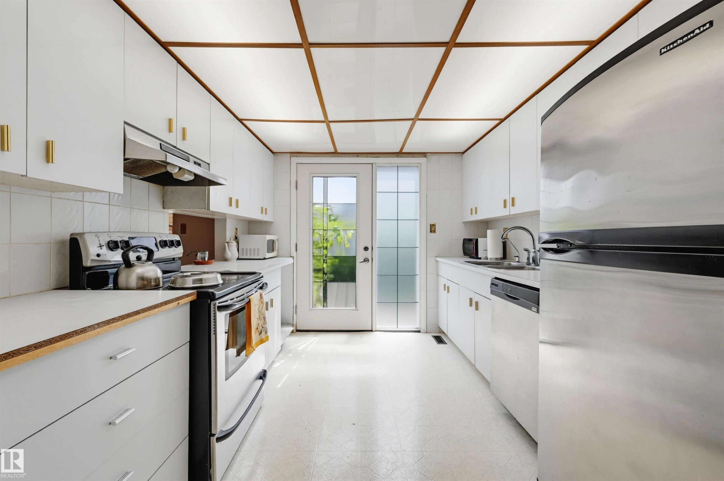 14012 120 Street Nw, Edmonton, AB - Indoor Photo Showing Kitchen