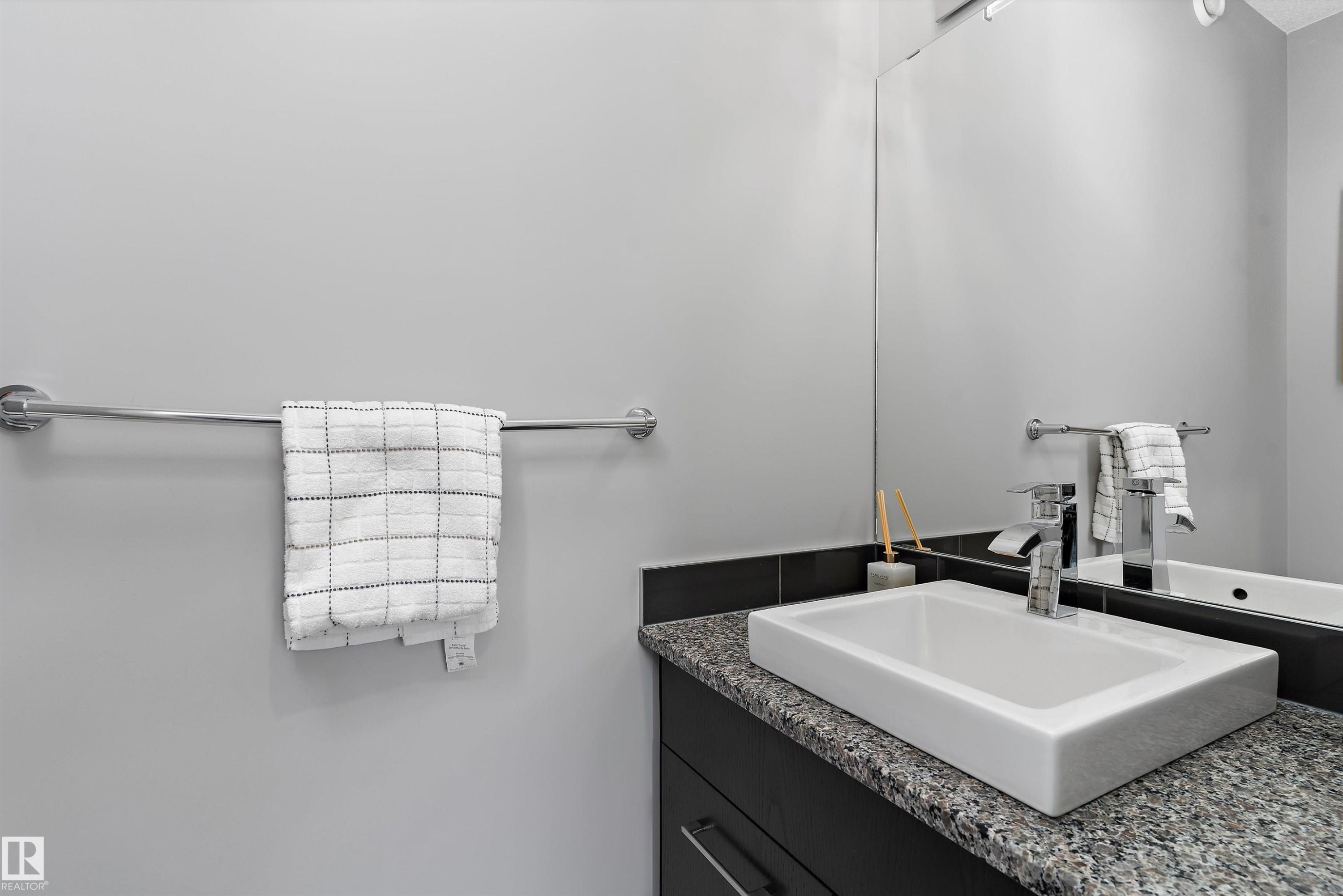 15927 13 Avenue Sw, Edmonton, AB - Indoor Photo Showing Bathroom