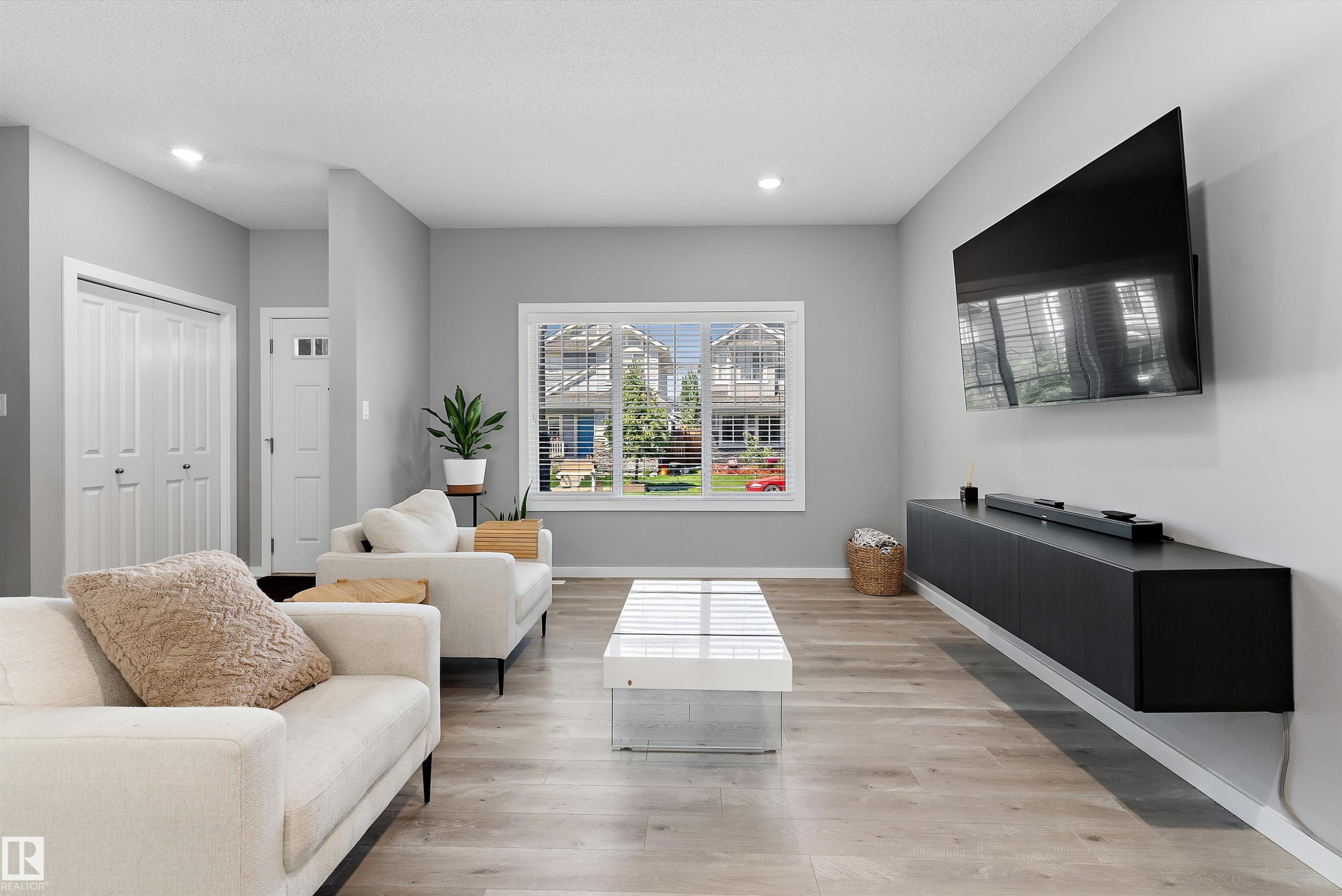 15927 13 Avenue Sw, Edmonton, AB - Indoor Photo Showing Living Room