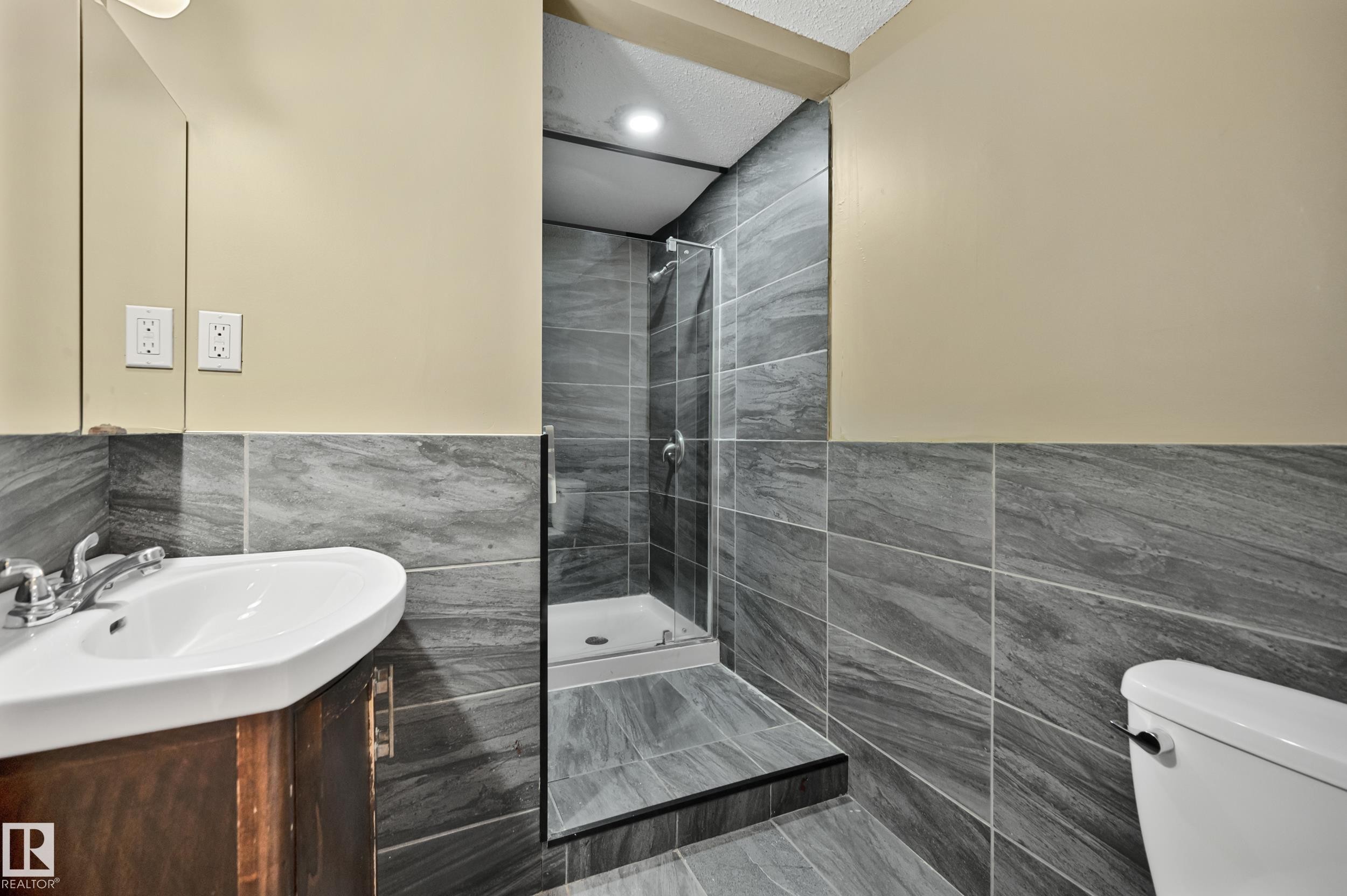 11603 Saskatchewan Drive Nw, Edmonton, AB - Indoor Photo Showing Bathroom