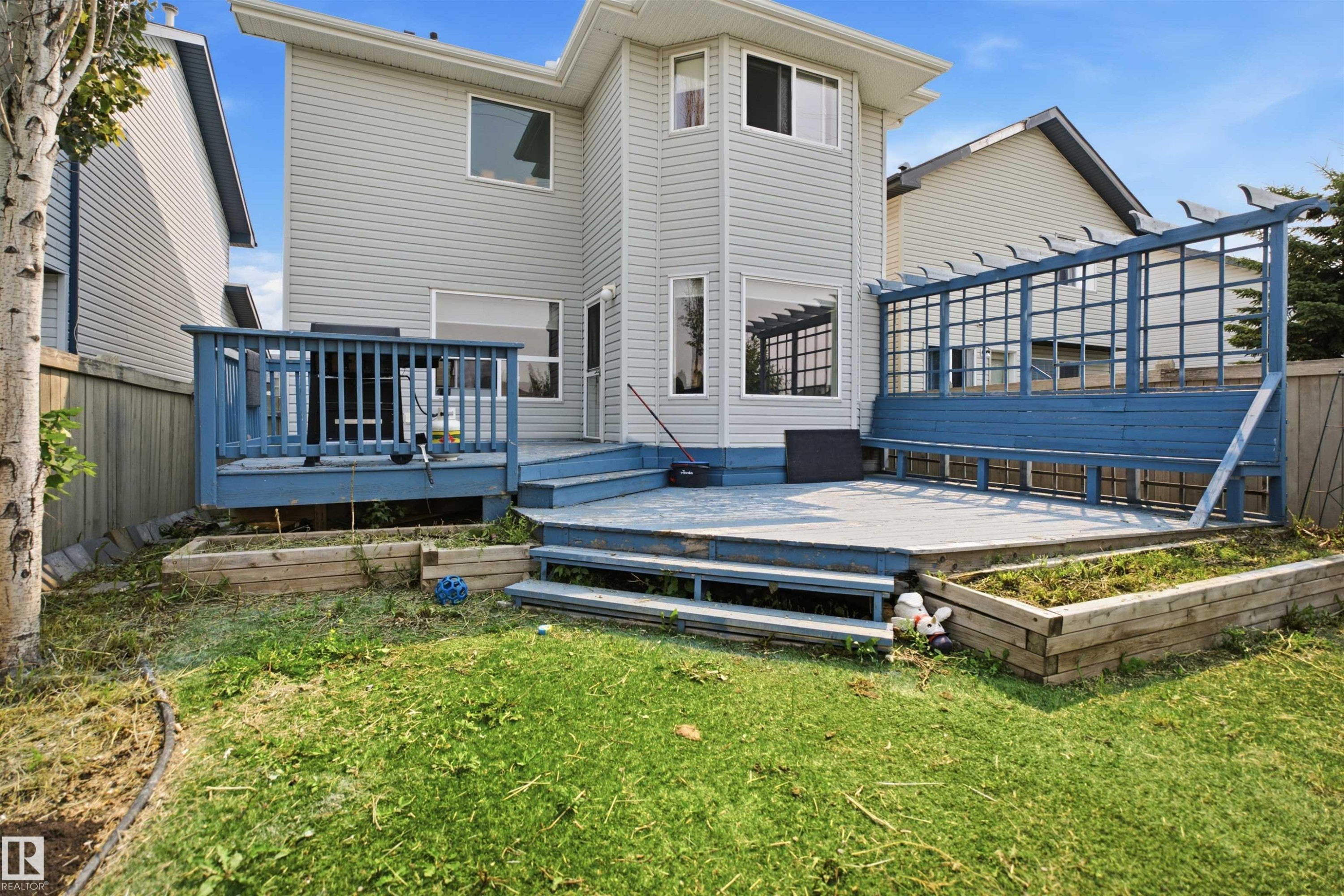Multi-level deck with a privacy screen and integrated planter boxes - 714 87 Street Sw, Edmonton, AB - Outdoor With Deck Patio Veranda With Exterior