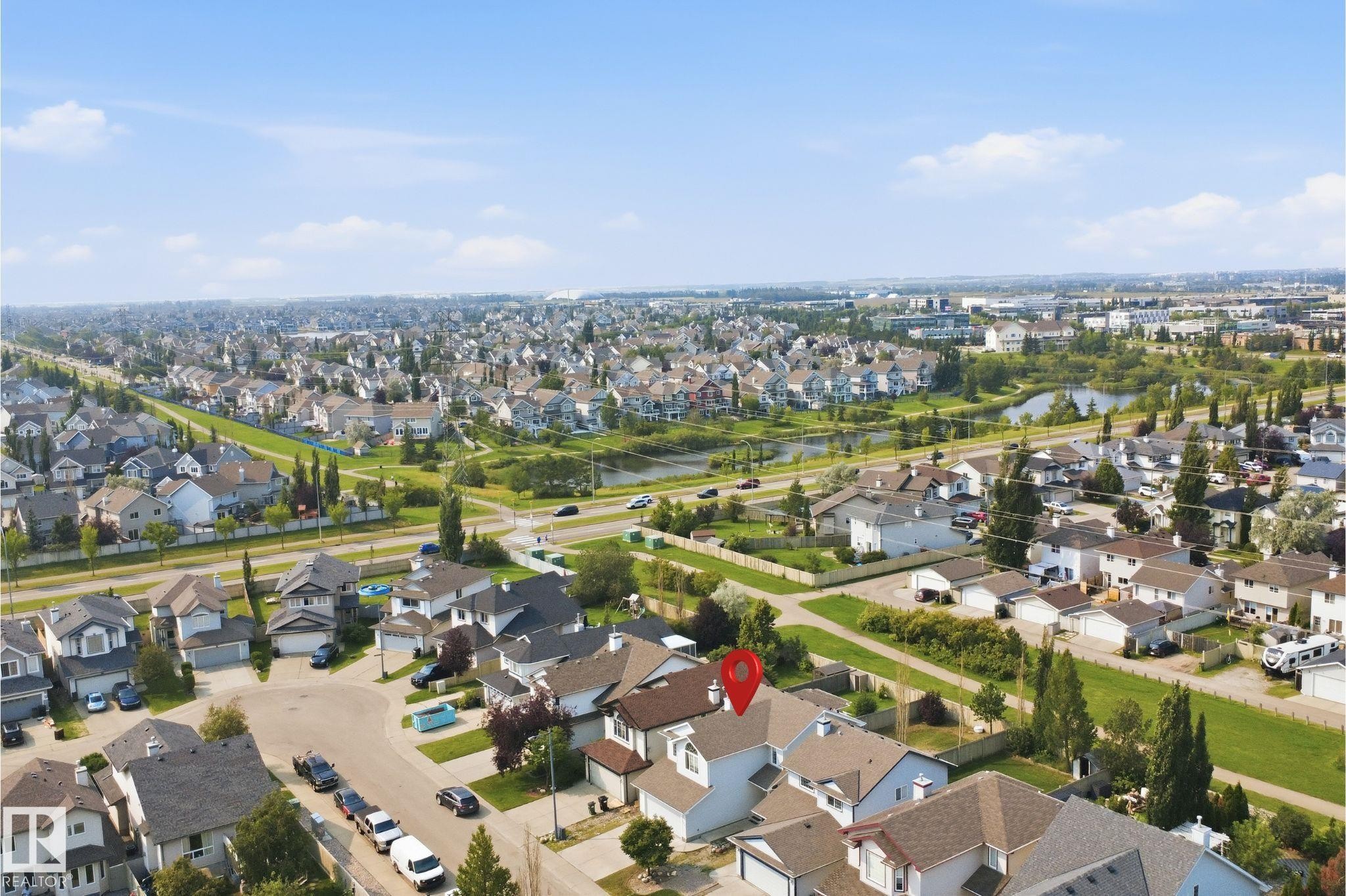 Residential neighborhood featuring a cul-de-sac and a variety of detached homes with attached garages - 714 87 Street Sw, Edmonton, AB - Outdoor With View