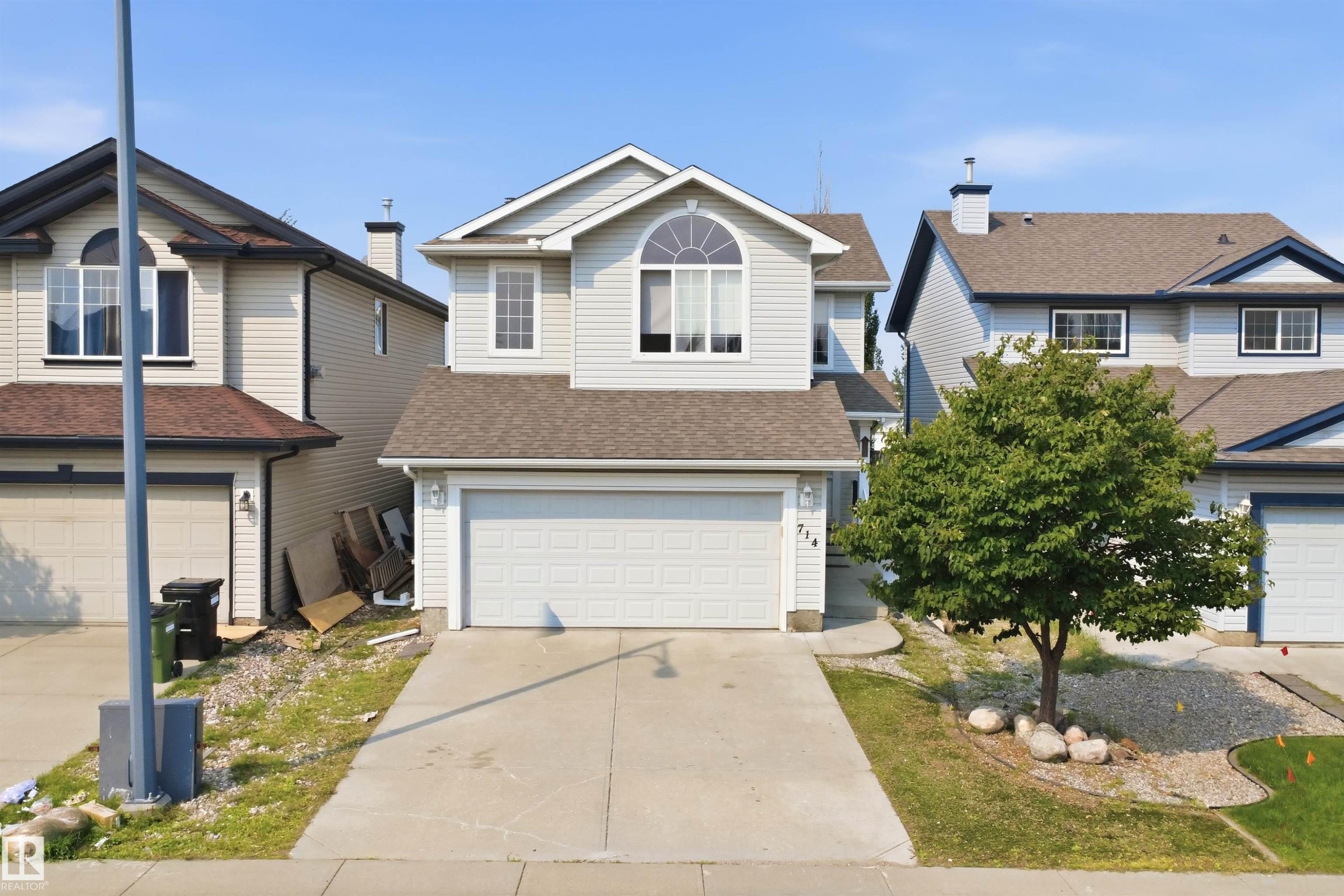 Two-story residence featuring light-colored siding and a two-car garage - 714 87 Street Sw, Edmonton, AB - Outdoor With Facade