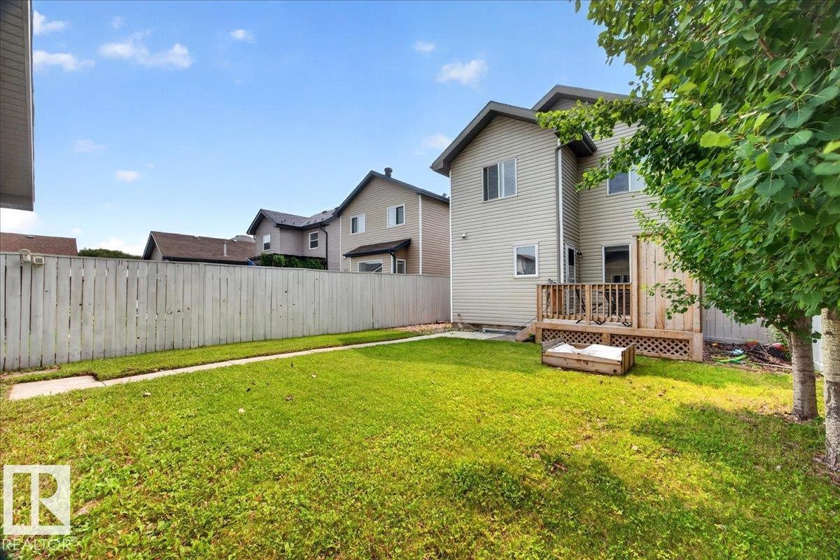Yard - 887 Oakland Boulevard, Devon, AB - Outdoor