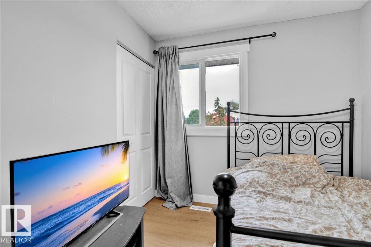 13225 47 Street Nw, Edmonton, AB - Indoor Photo Showing Bedroom