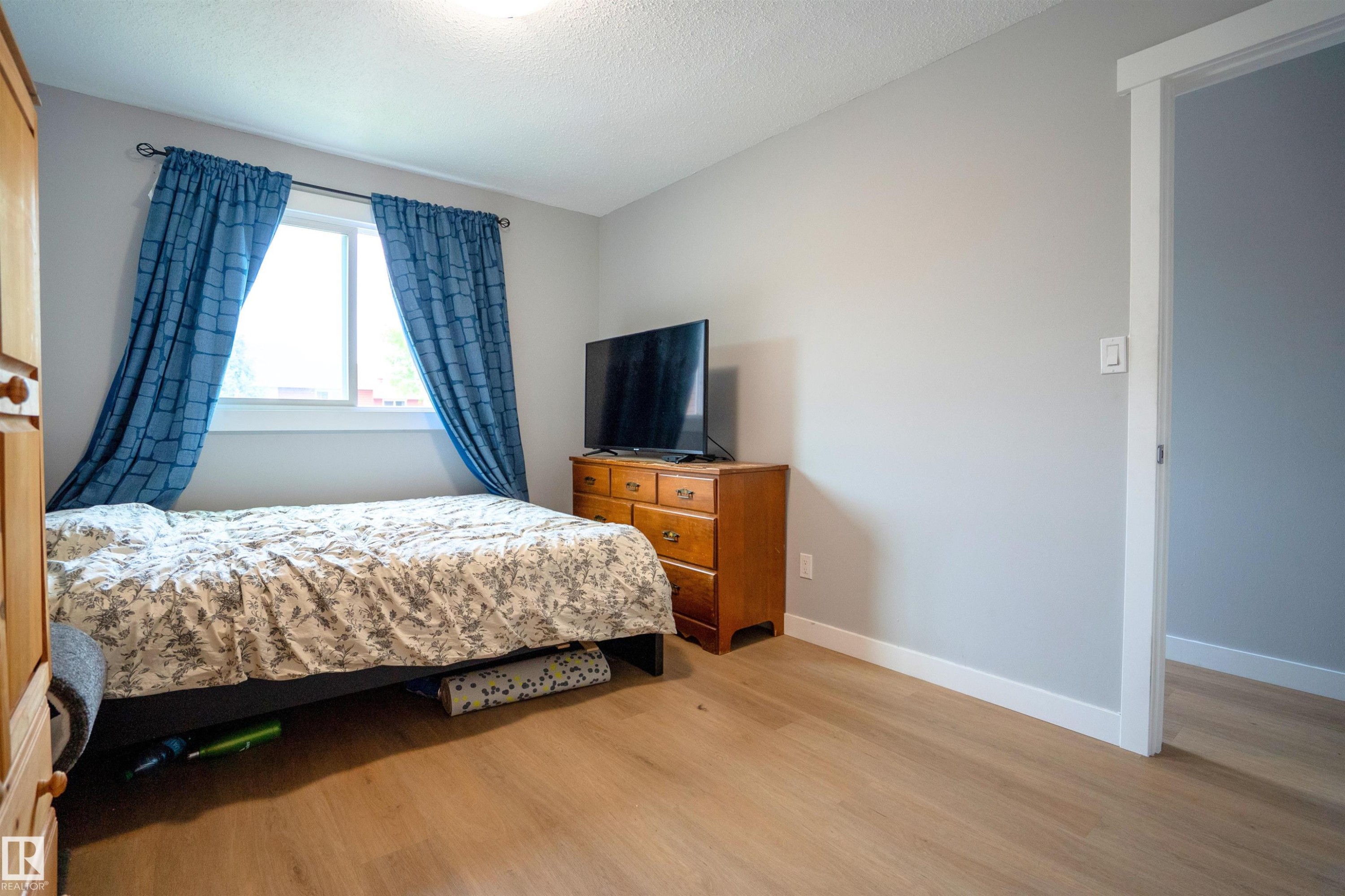 13225 47 Street Nw, Edmonton, AB - Indoor Photo Showing Bedroom