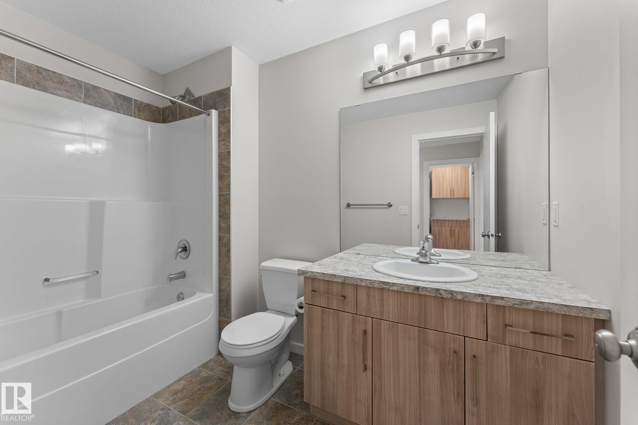 11840 122 Street Nw, Edmonton, AB - Indoor Photo Showing Bathroom