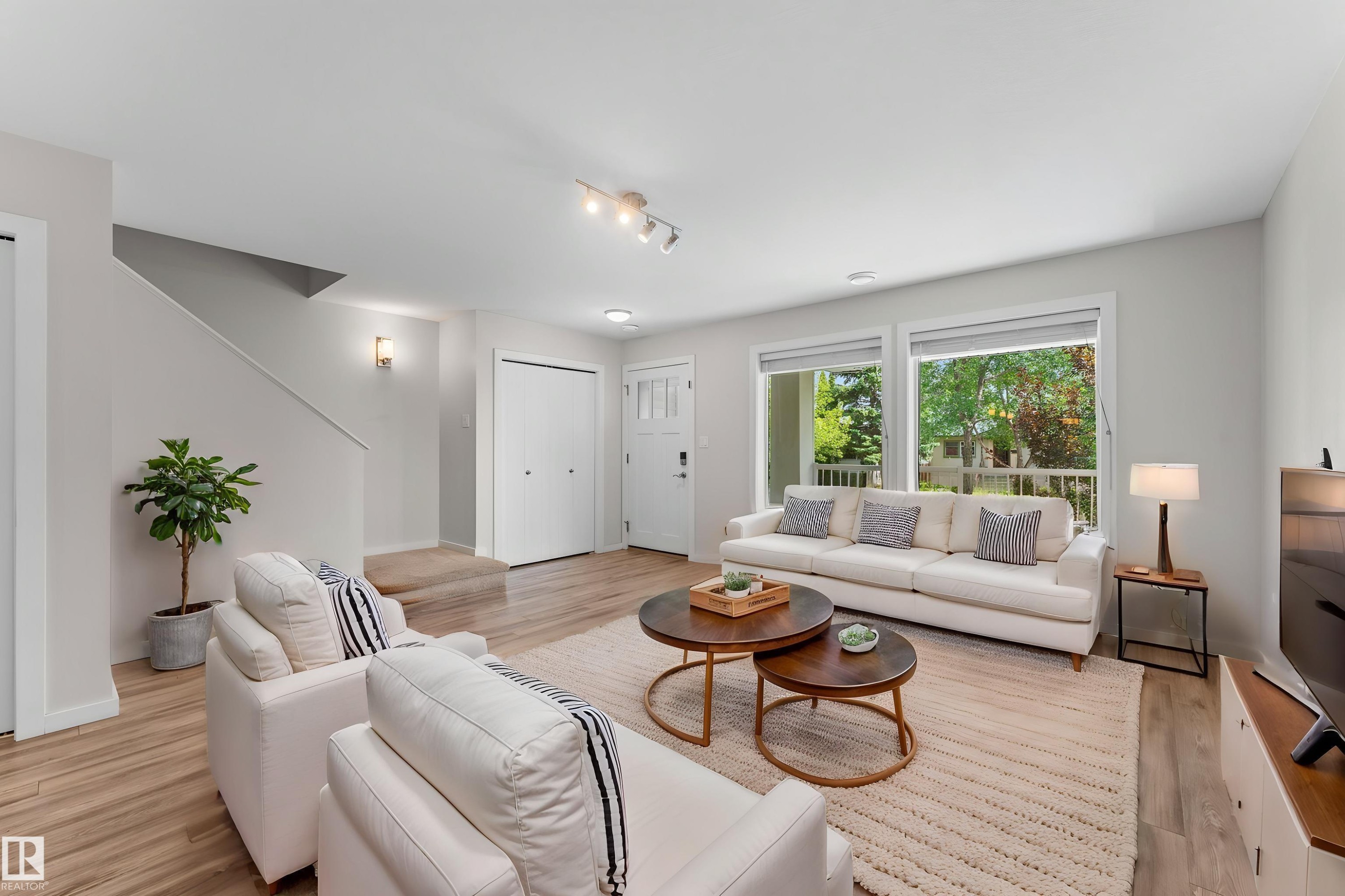 11840 122 Street Nw, Edmonton, AB - Indoor Photo Showing Living Room