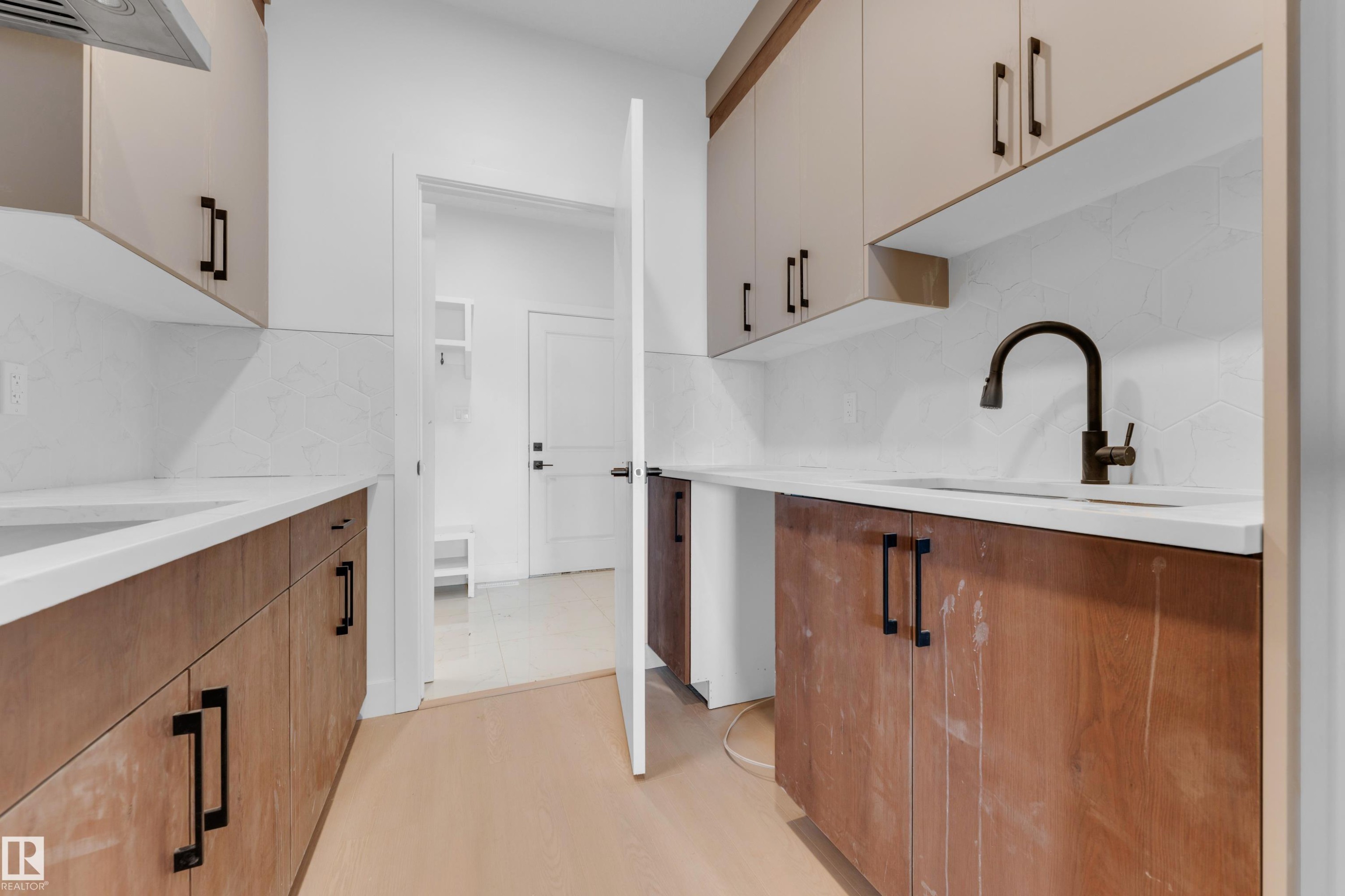 4607 18 Ave Sw Sw, Edmonton, AB - Indoor