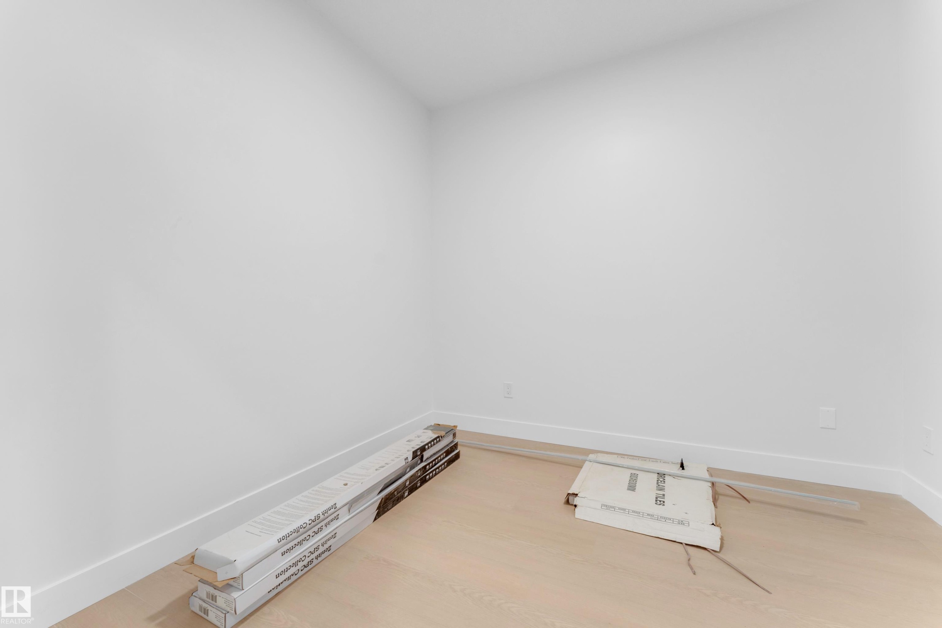 4607 18 Ave Sw Sw, Edmonton, AB - Indoor Photo Showing Other Room