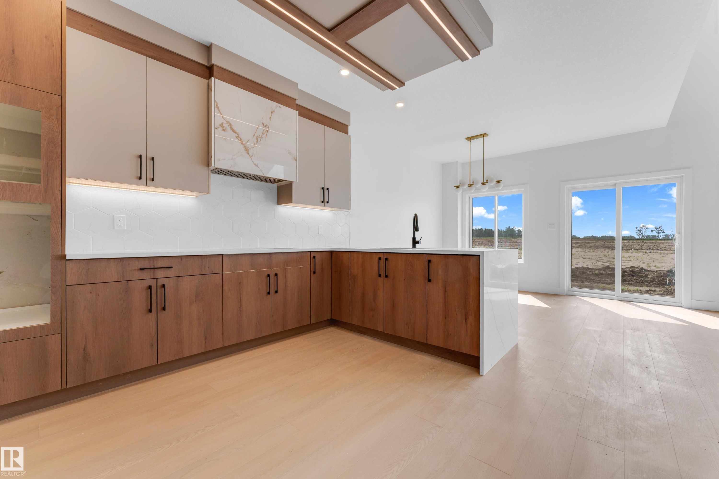 4607 18 Ave Sw Sw, Edmonton, AB - Indoor Photo Showing Kitchen