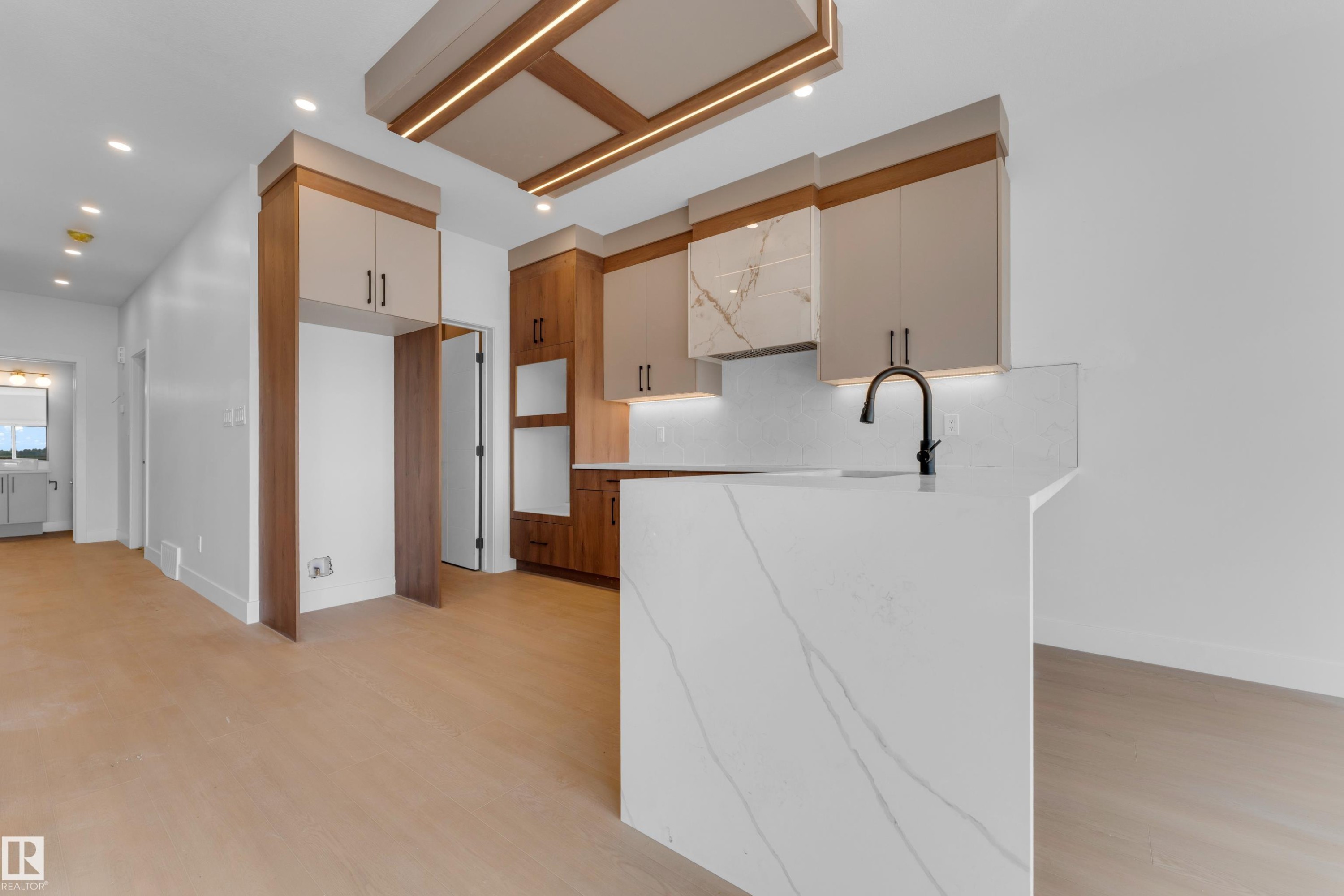 4607 18 Ave Sw Sw, Edmonton, AB - Indoor Photo Showing Kitchen