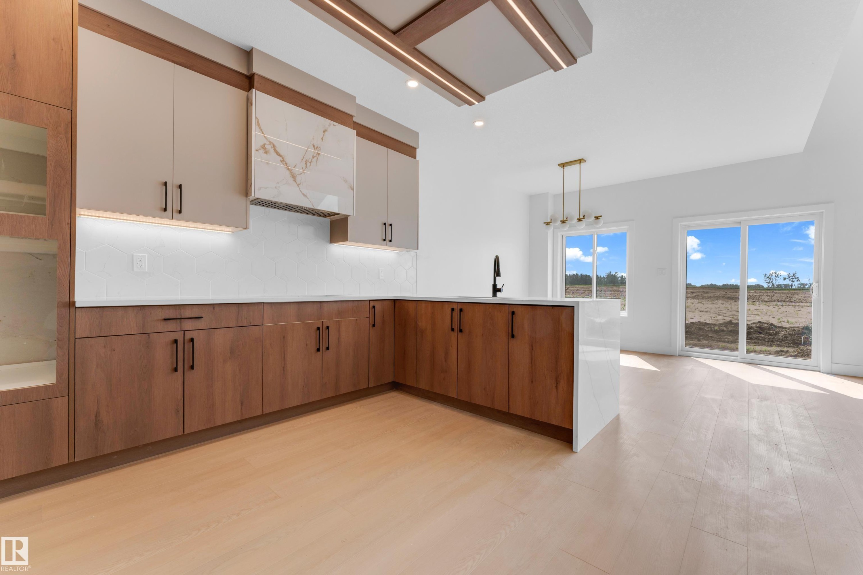 4607 18 Ave Sw Sw, Edmonton, AB - Indoor Photo Showing Kitchen