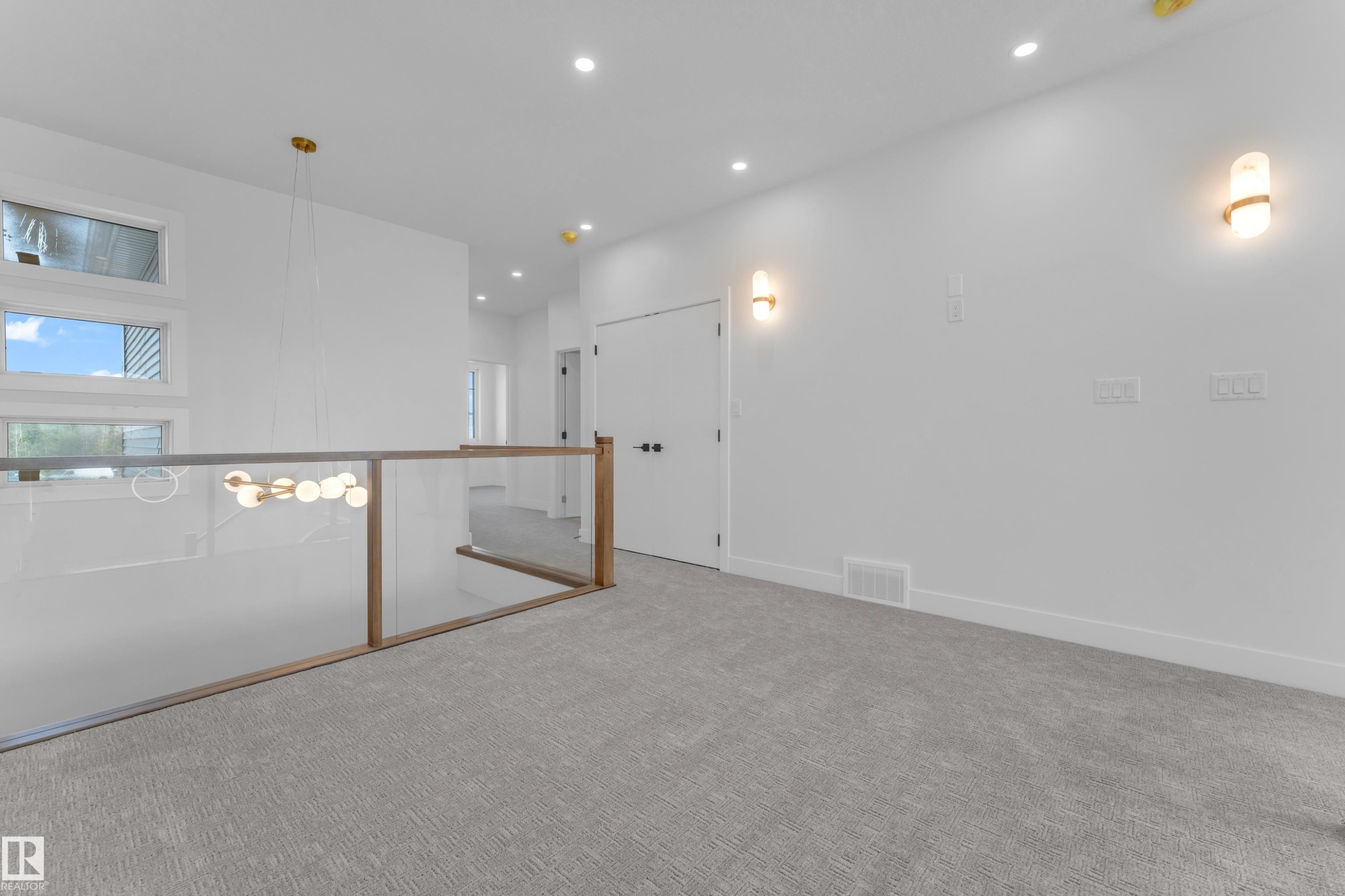 4607 18 Ave Sw Sw, Edmonton, AB - Indoor Photo Showing Other Room