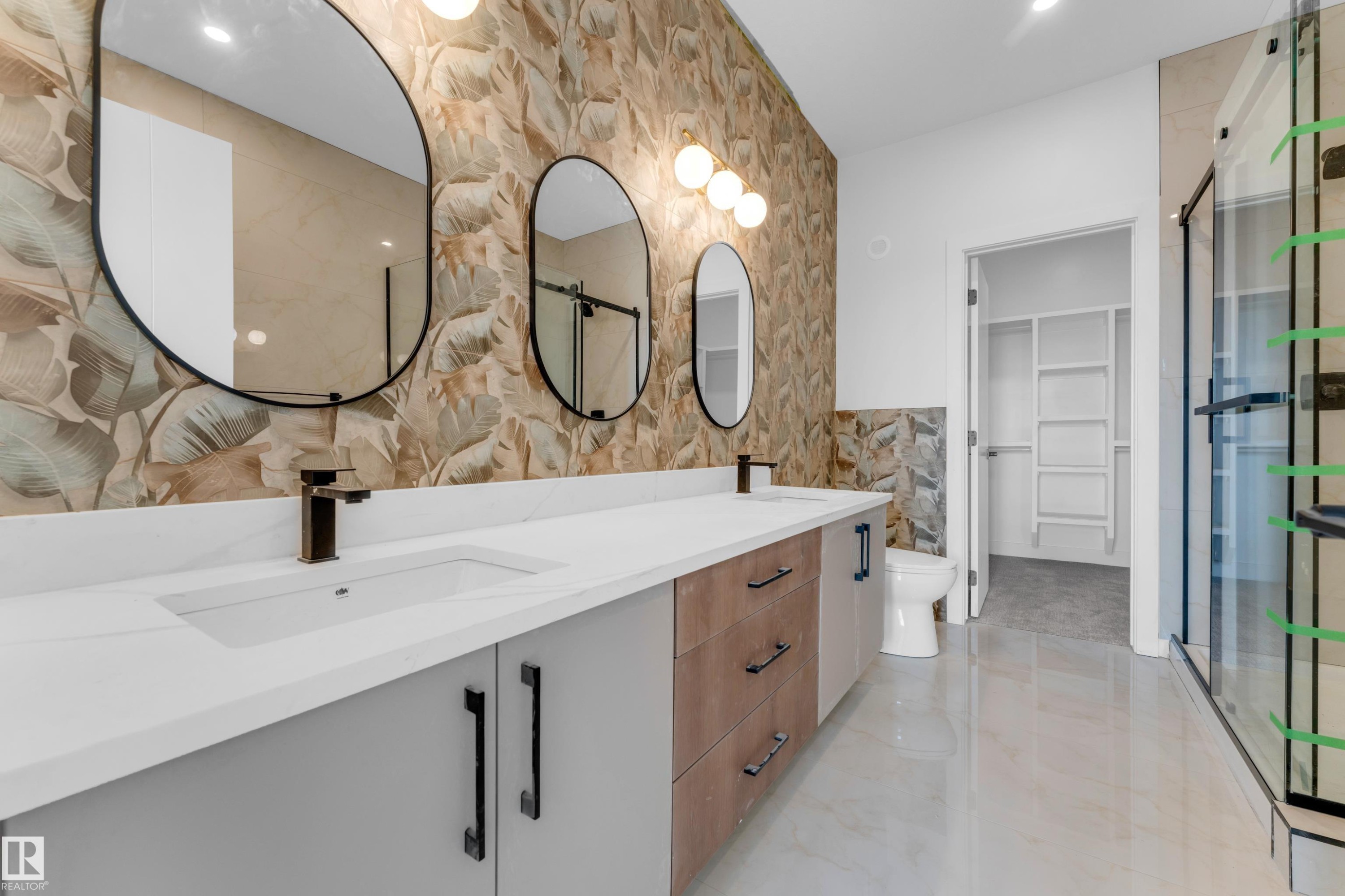 4607 18 Ave Sw Sw, Edmonton, AB - Indoor Photo Showing Bathroom
