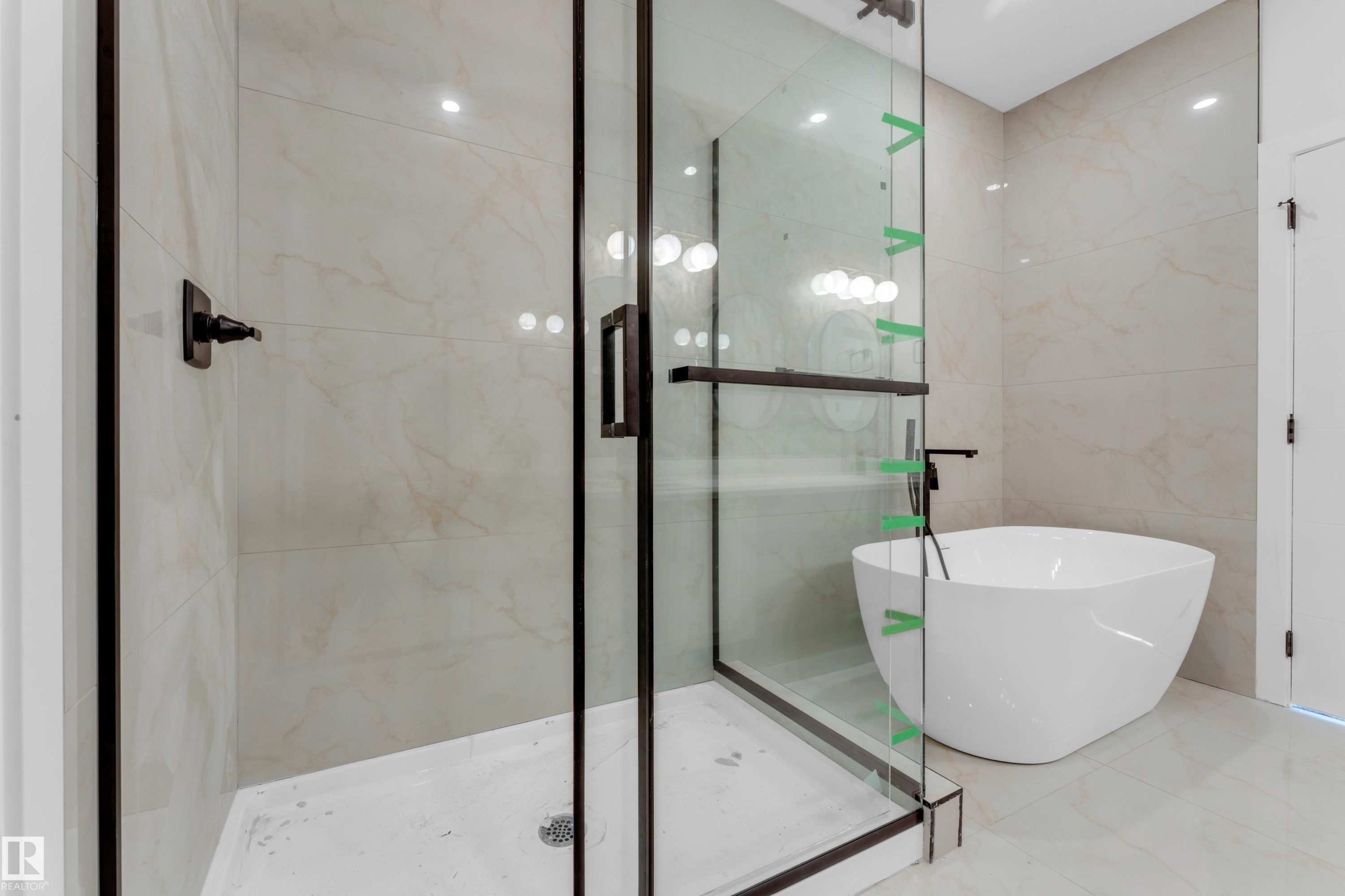 4607 18 Ave Sw Sw, Edmonton, AB - Indoor Photo Showing Bathroom