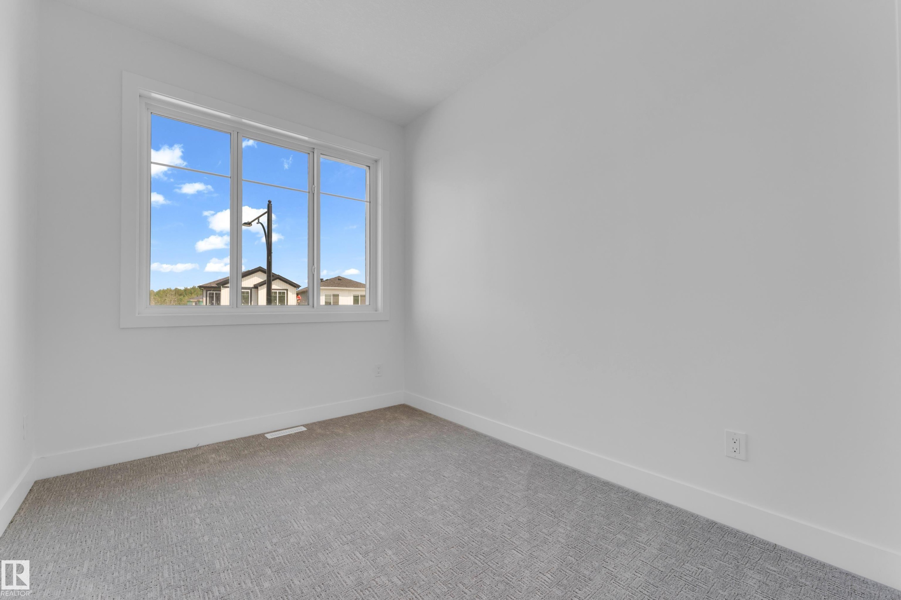 4607 18 Ave Sw Sw, Edmonton, AB - Indoor Photo Showing Other Room