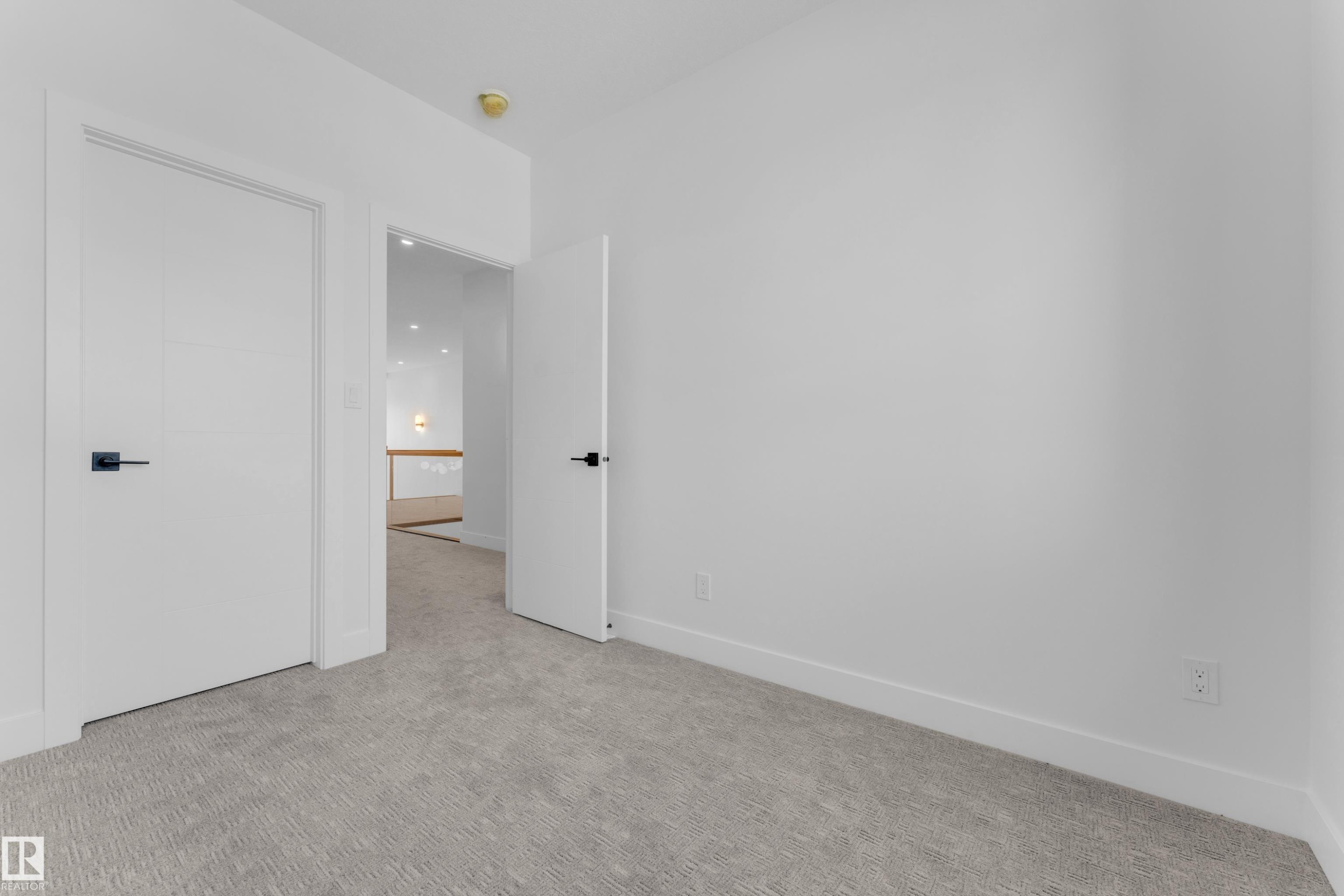 4607 18 Ave Sw Sw, Edmonton, AB - Indoor Photo Showing Other Room