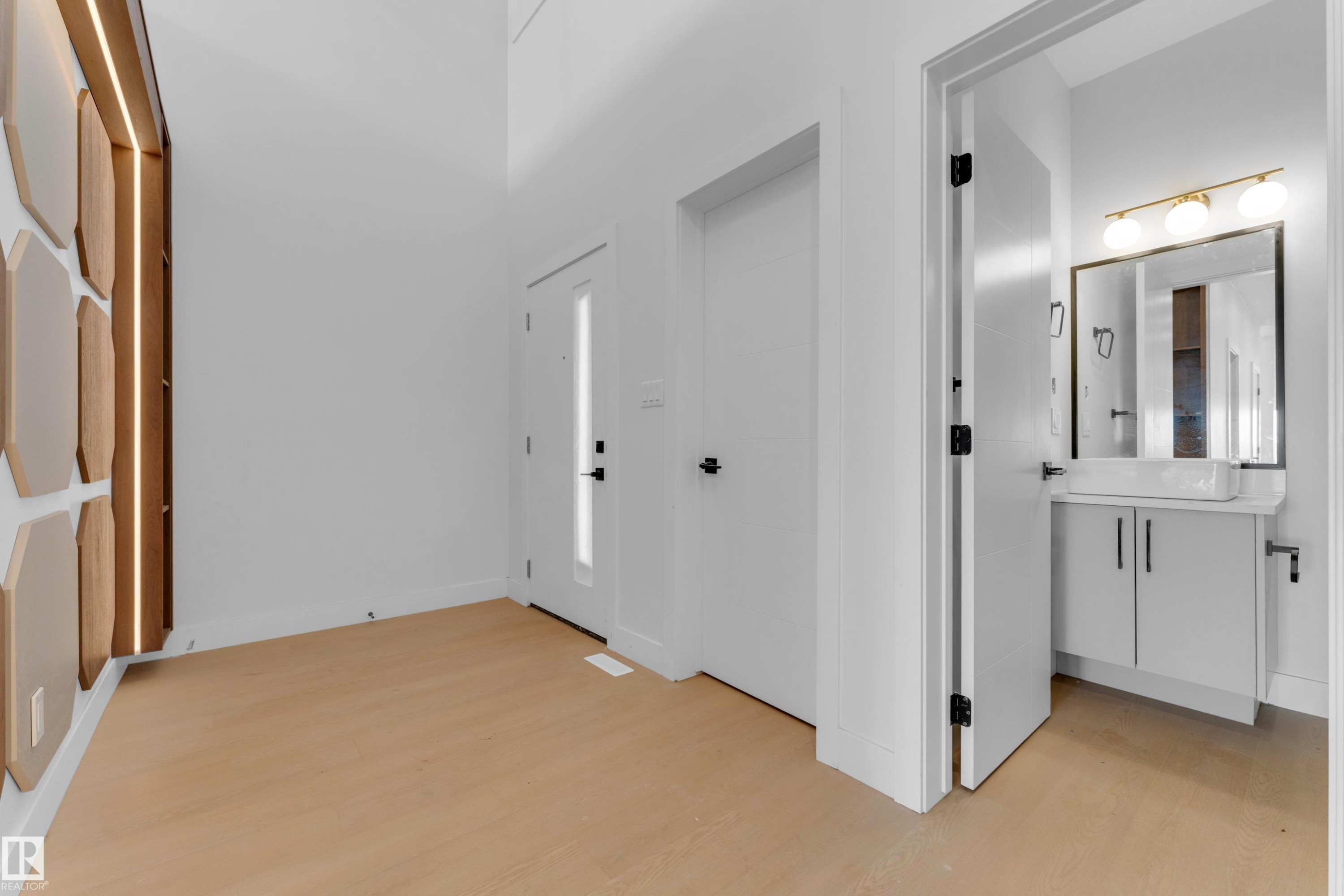 4607 18 Ave Sw Sw, Edmonton, AB - Indoor Photo Showing Other Room