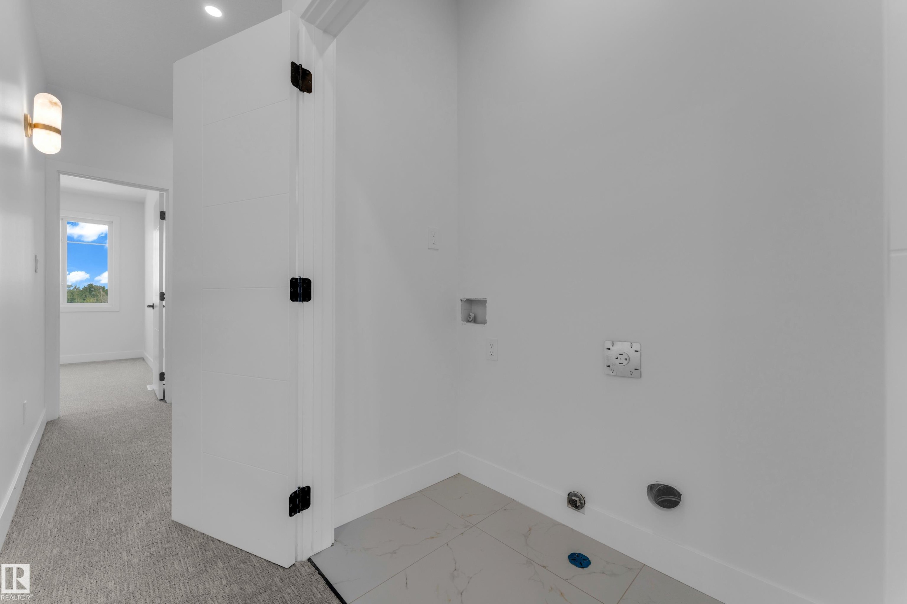 4607 18 Ave Sw Sw, Edmonton, AB - Indoor Photo Showing Other Room