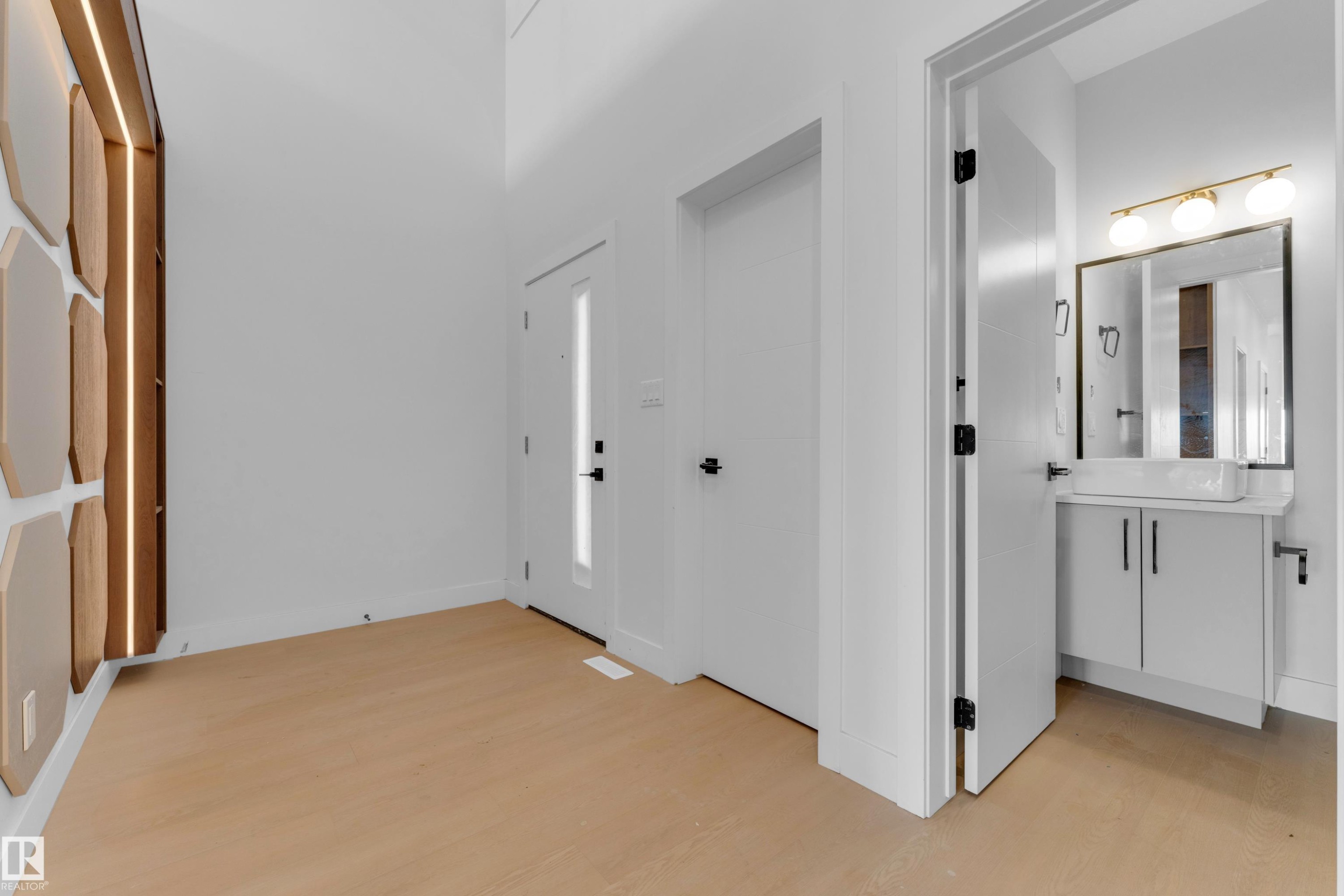 4607 18 Ave Sw Sw, Edmonton, AB - Indoor Photo Showing Other Room