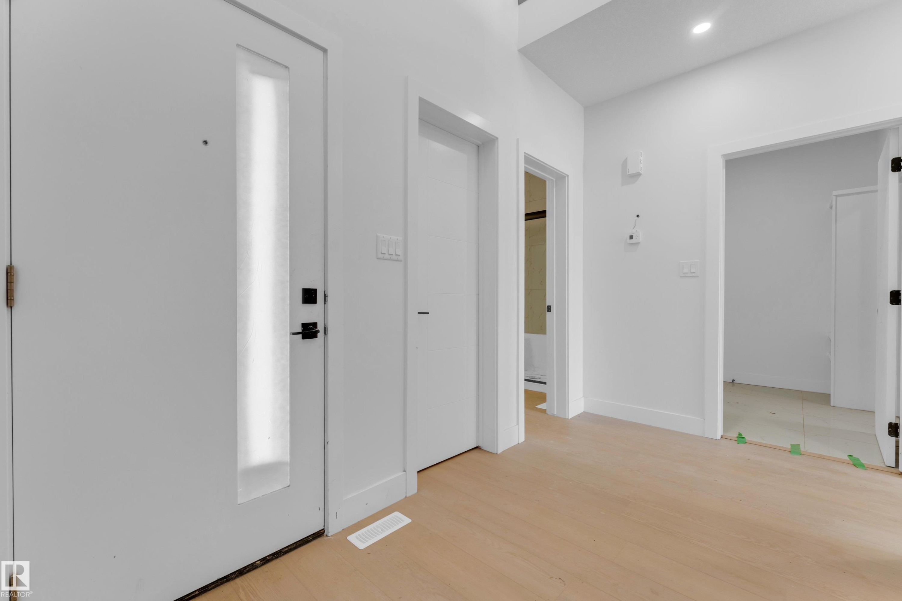 4607 18 Ave Sw Sw, Edmonton, AB - Indoor Photo Showing Other Room