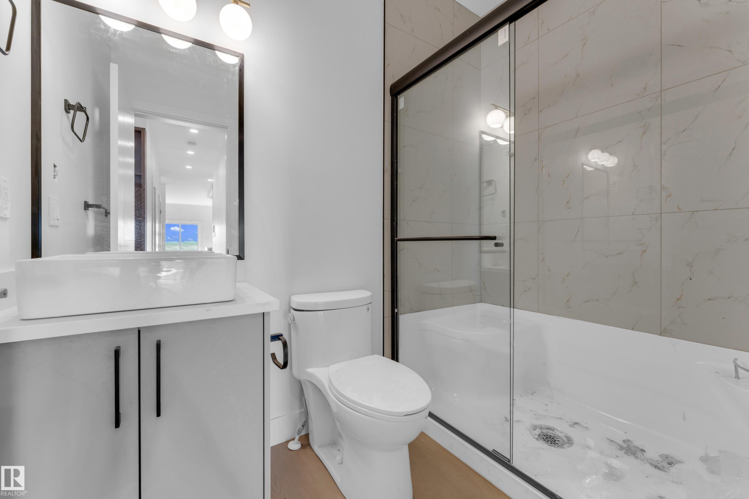 4607 18 Ave Sw Sw, Edmonton, AB - Indoor Photo Showing Bathroom