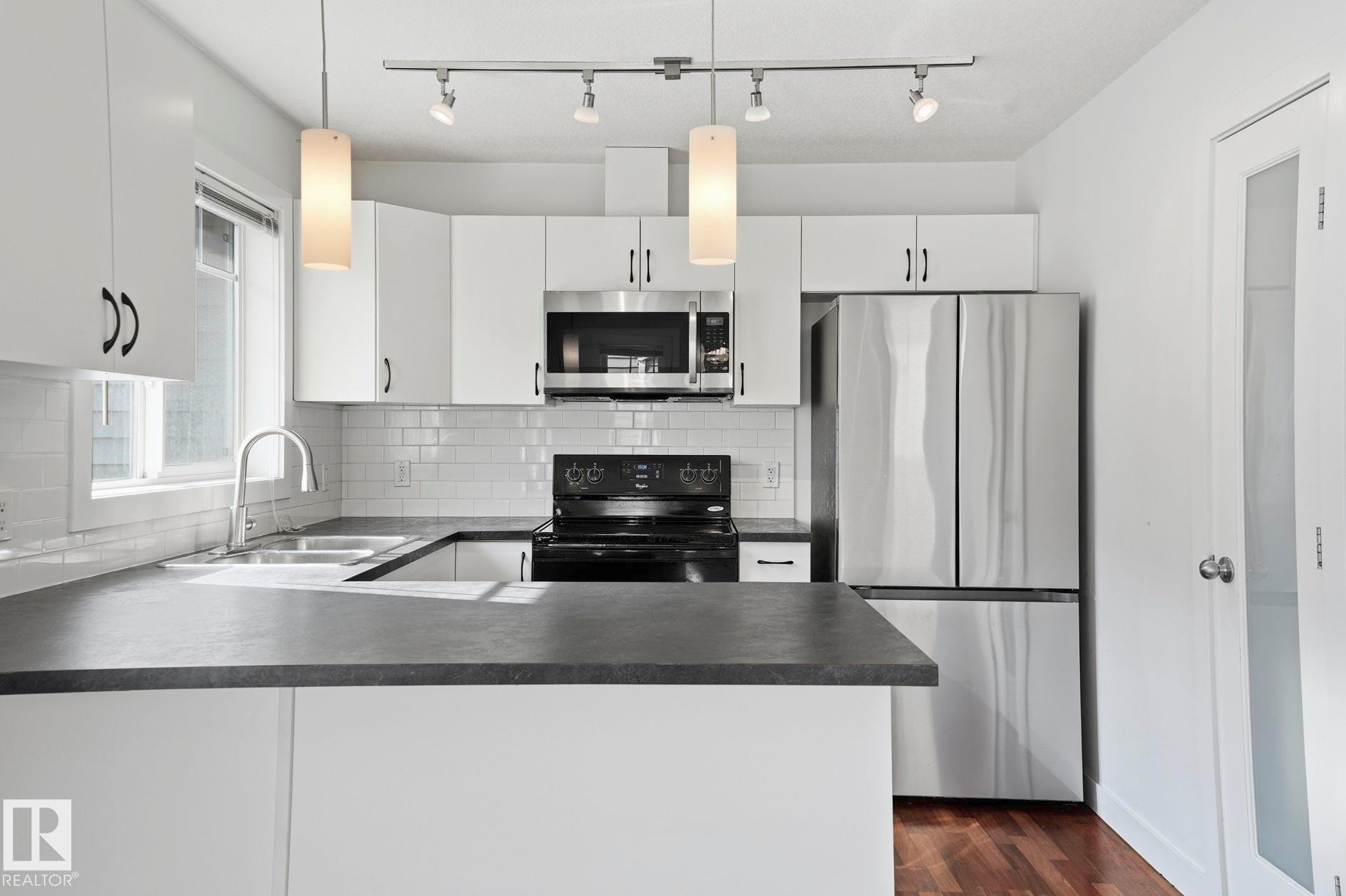 #18 13810 166 Av Nw, Edmonton, AB - Indoor Photo Showing Kitchen With Upgraded Kitchen