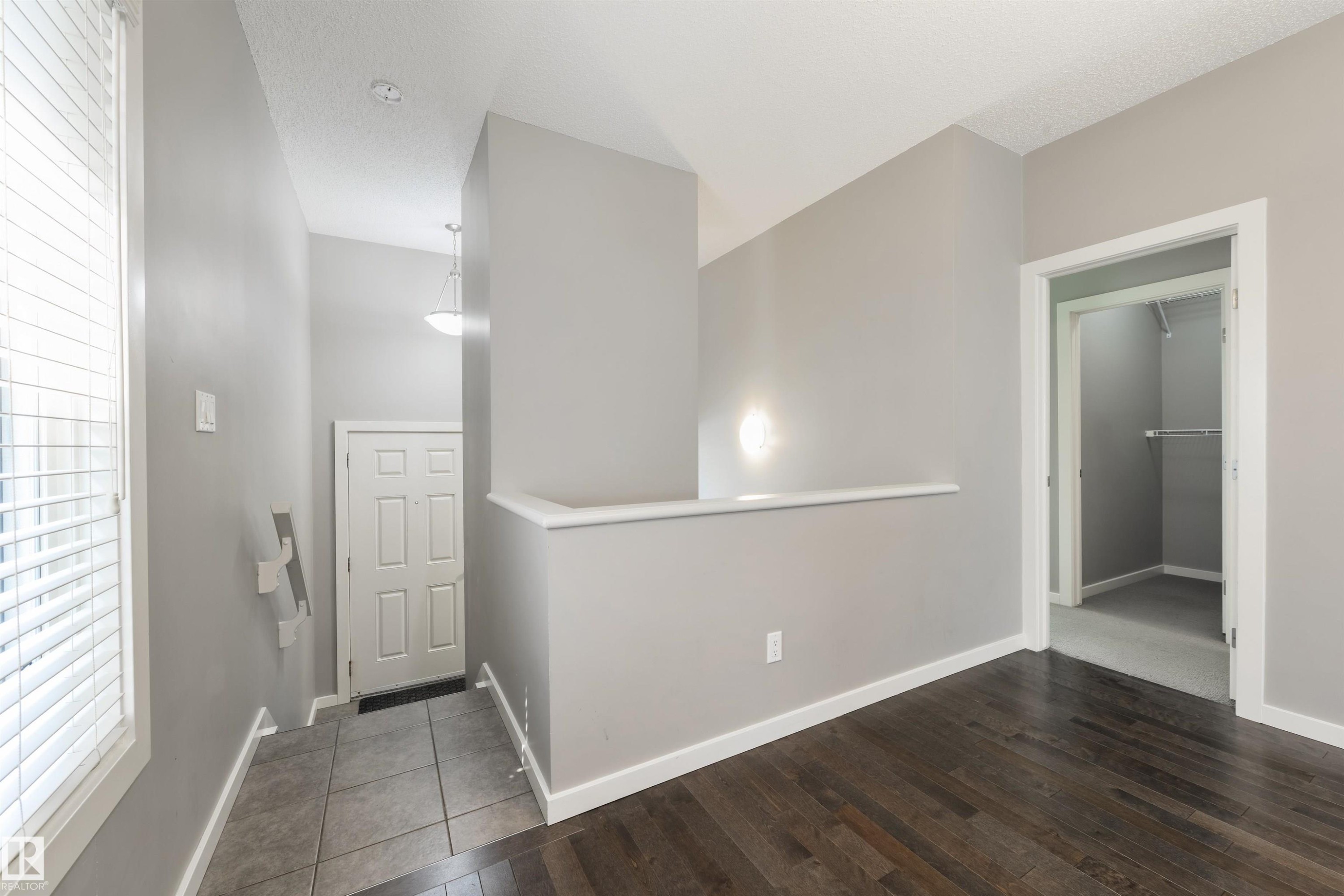 7058 Cardinal Way Sw, Edmonton, AB - Indoor Photo Showing Other Room
