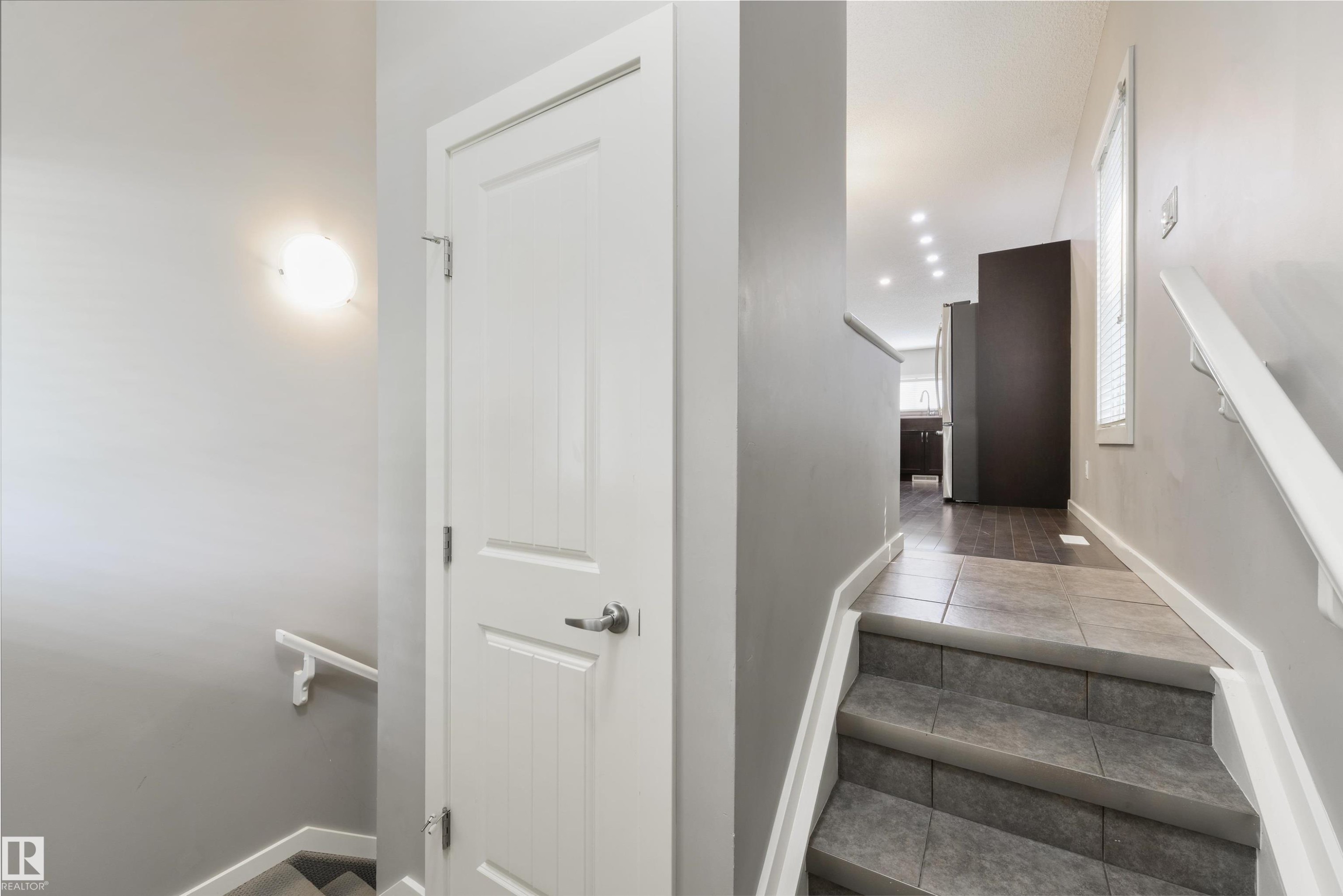7058 Cardinal Way Sw, Edmonton, AB - Indoor Photo Showing Other Room