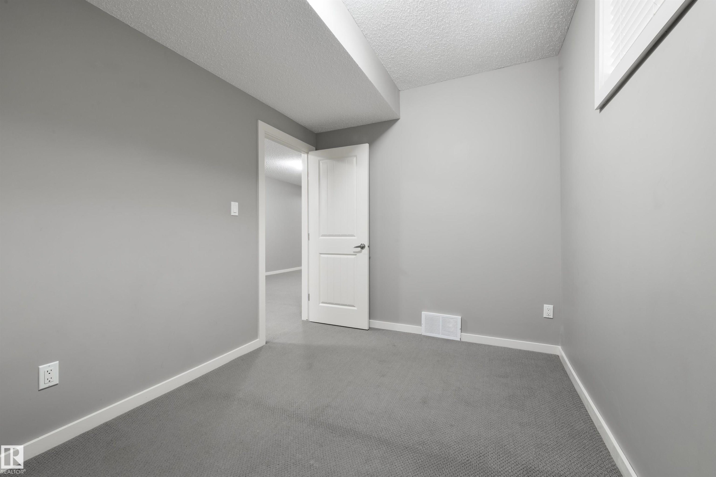 7058 Cardinal Way Sw, Edmonton, AB - Indoor Photo Showing Other Room