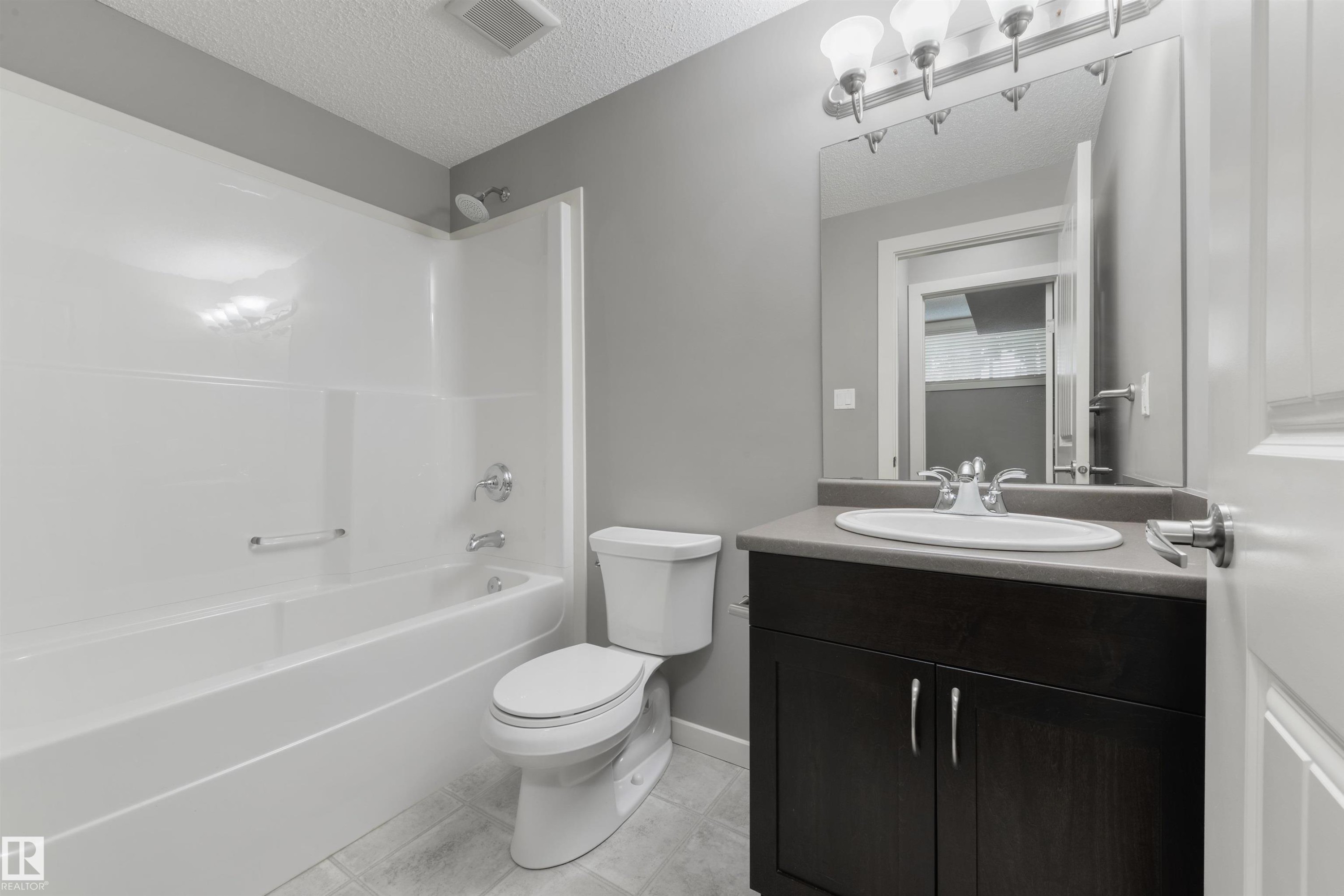 7058 Cardinal Way Sw, Edmonton, AB - Indoor Photo Showing Bathroom
