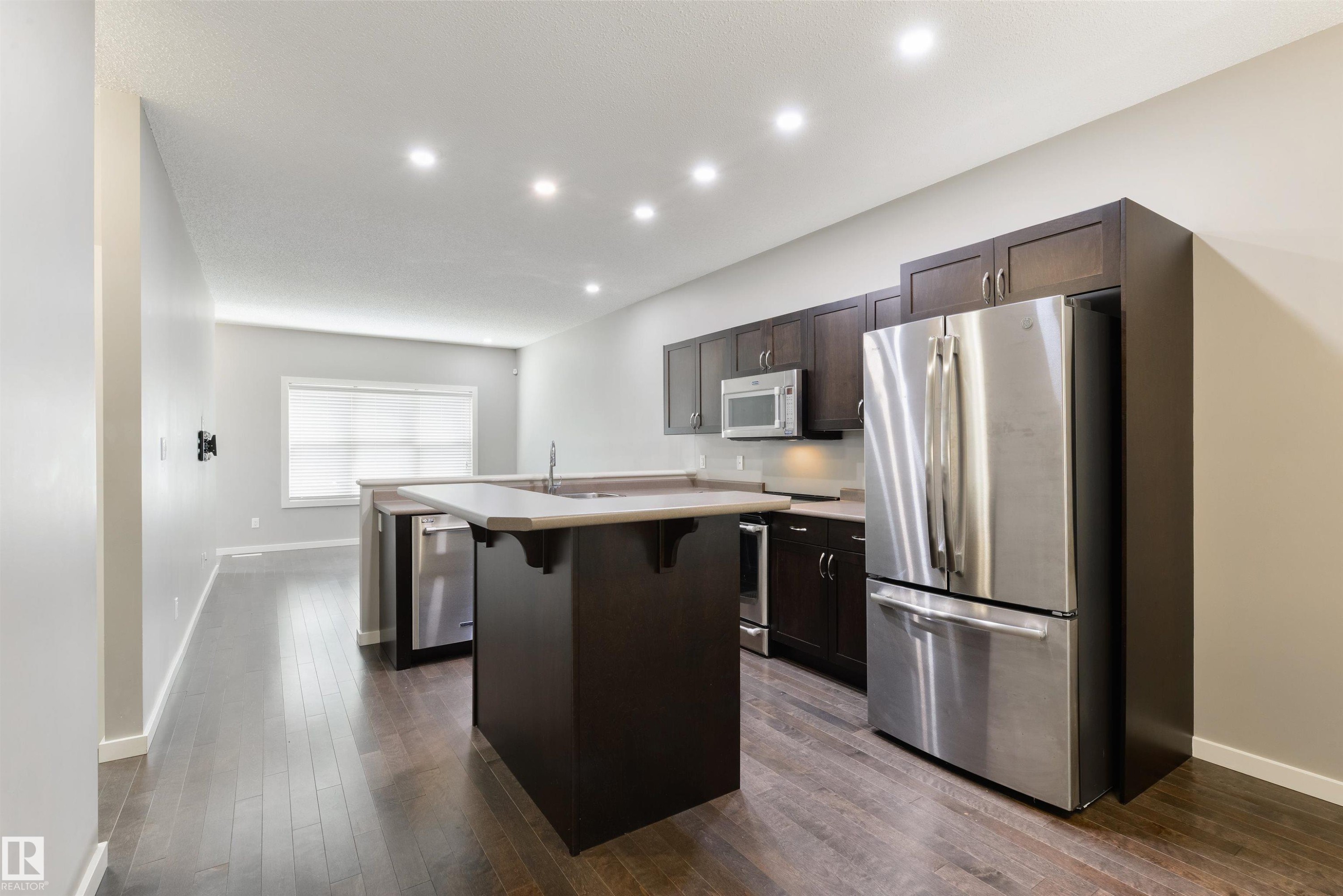7058 Cardinal Way Sw, Edmonton, AB - Indoor Photo Showing Kitchen With Upgraded Kitchen
