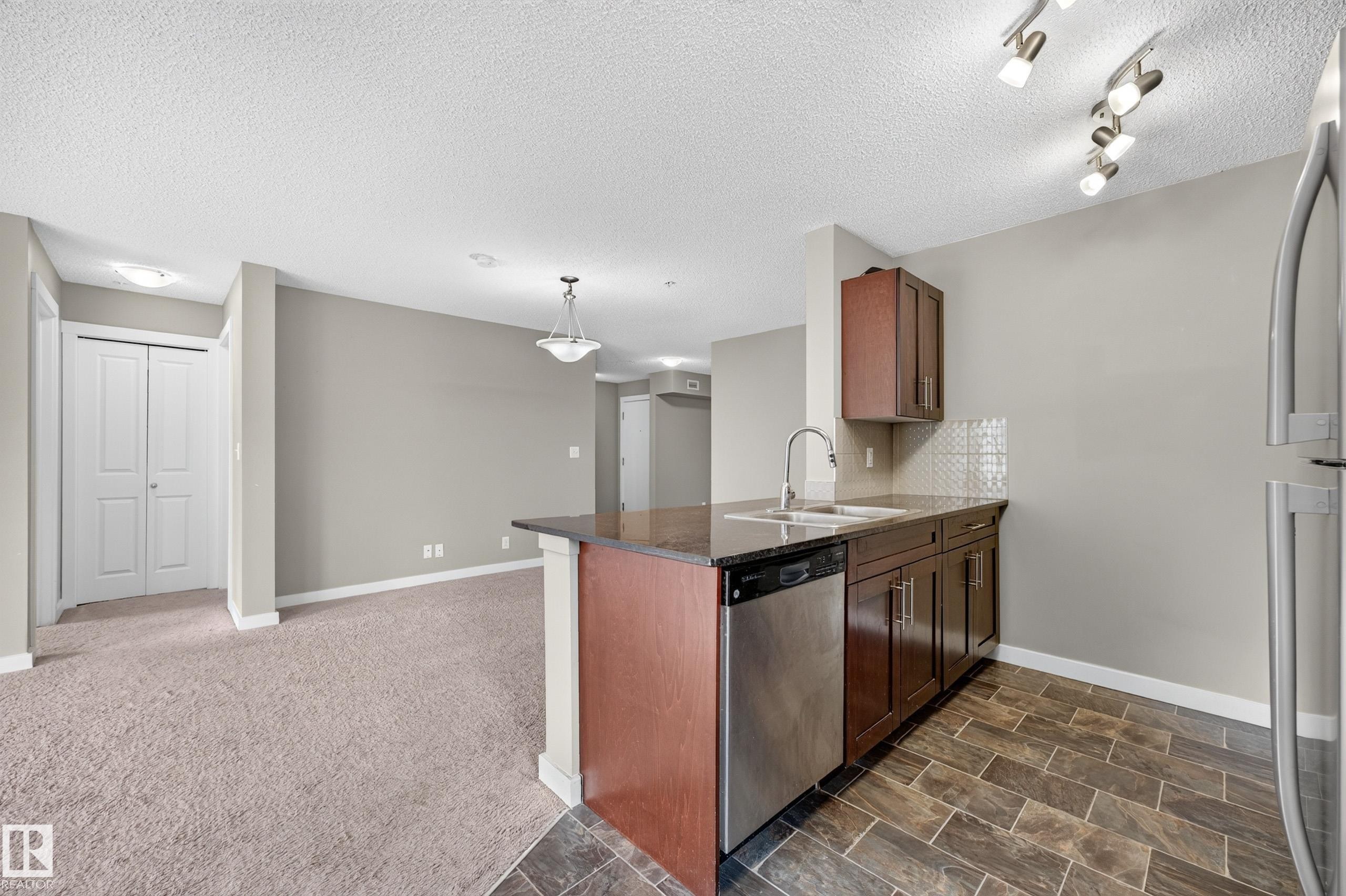 #222 5810 Mullen Pl Nw, Edmonton, AB - Indoor Photo Showing Kitchen
