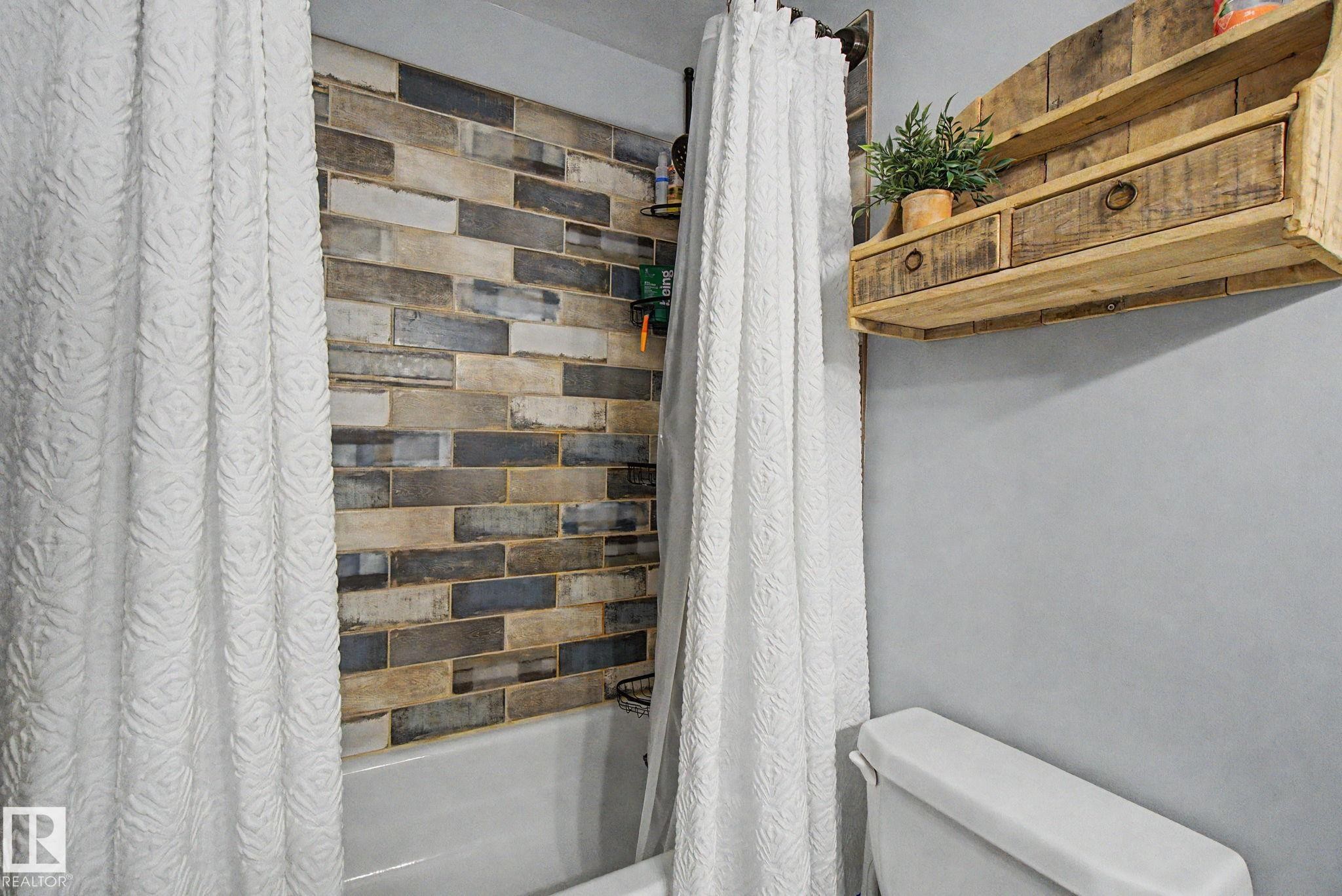 7712 159 Street Nw, Edmonton, AB - Indoor Photo Showing Other Room