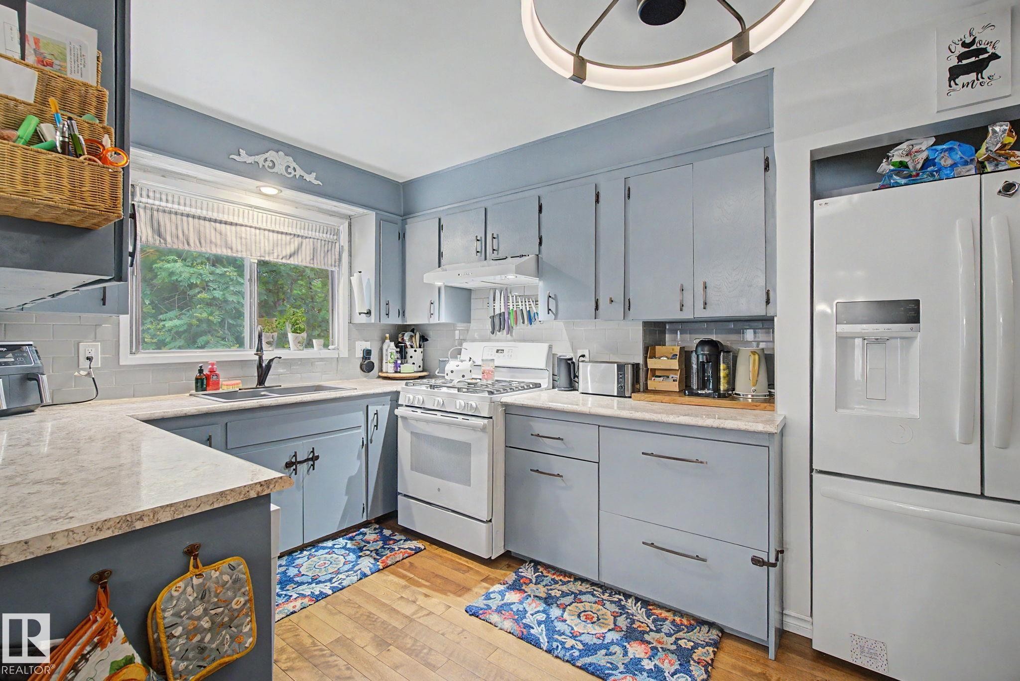 7712 159 Street Nw, Edmonton, AB - Indoor Photo Showing Kitchen