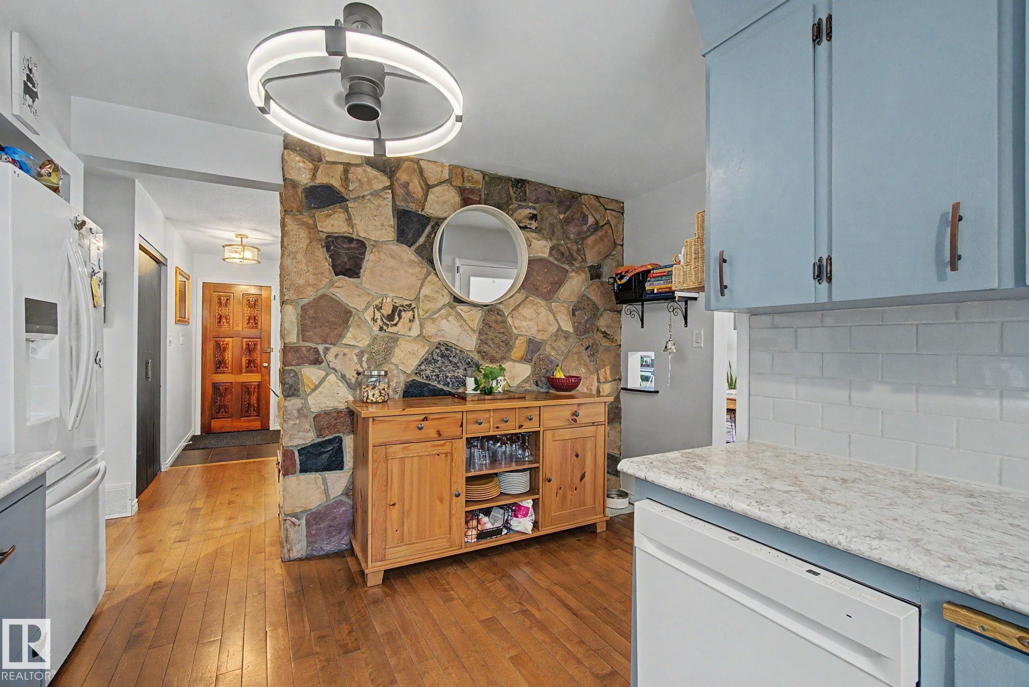 7712 159 Street Nw, Edmonton, AB - Indoor Photo Showing Kitchen