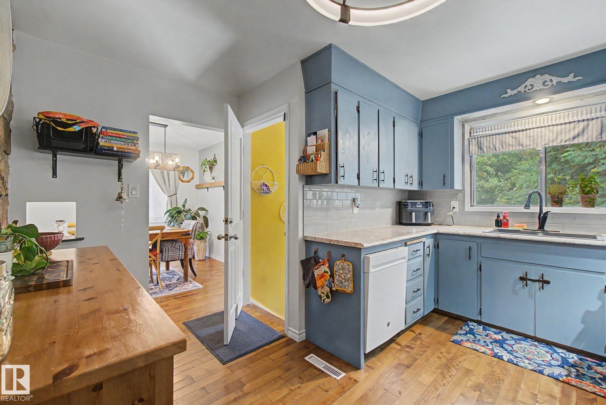 7712 159 Street Nw, Edmonton, AB - Indoor Photo Showing Kitchen