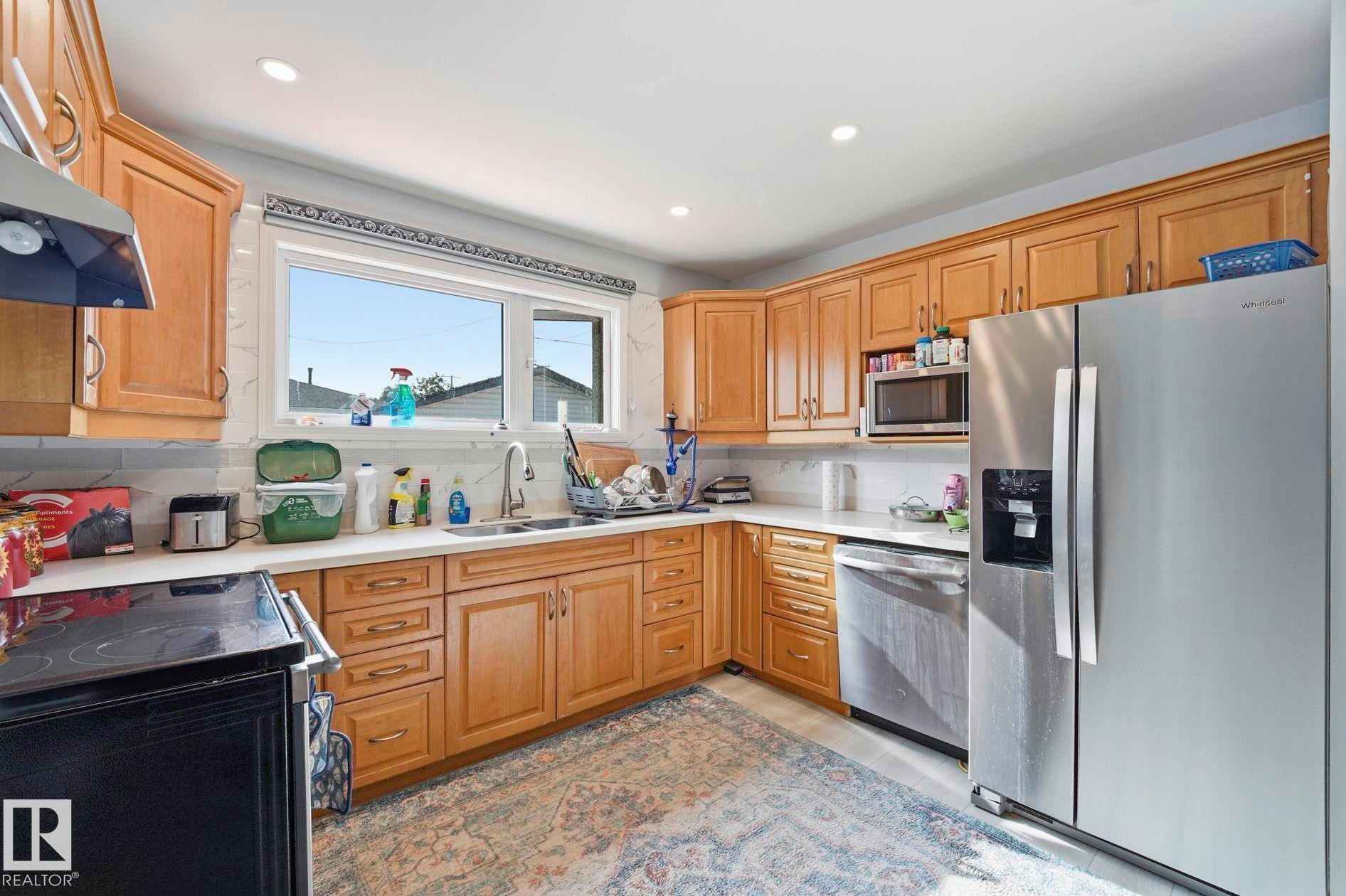9302 165 Street Nw, Edmonton, AB - Indoor Photo Showing Kitchen With Double Sink