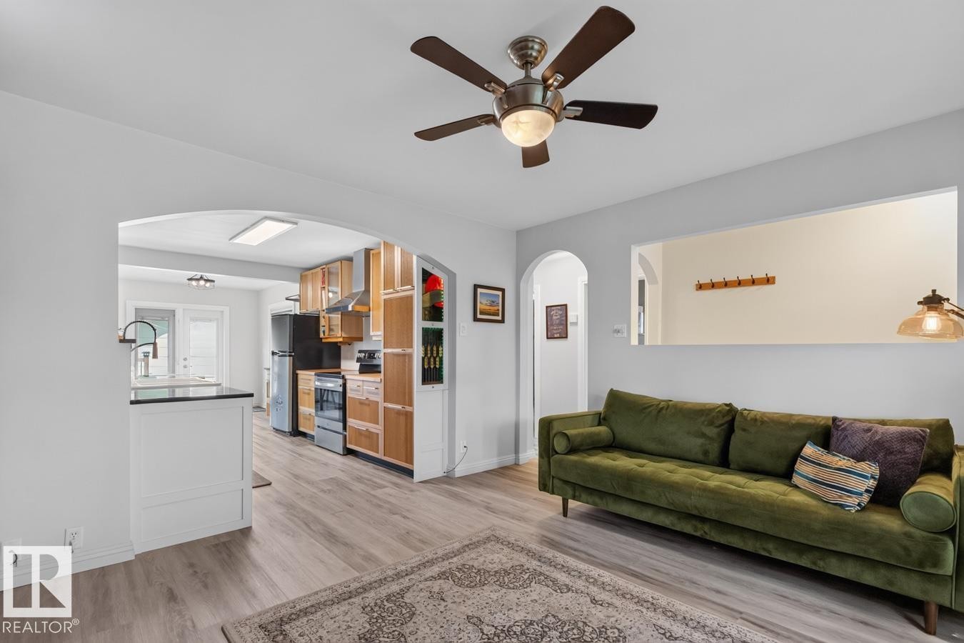11834 59 Street Nw, Edmonton, AB - Indoor Photo Showing Living Room