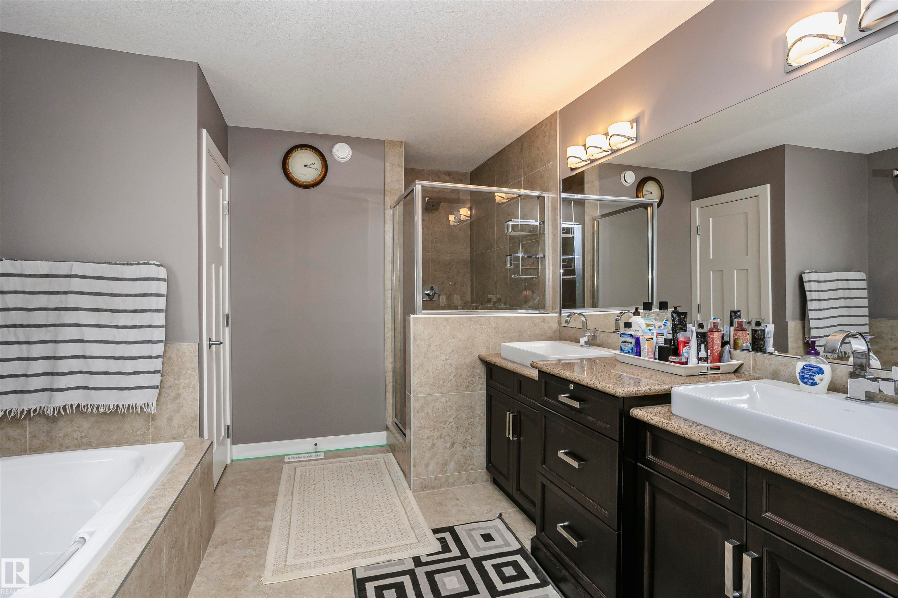 15848 13 Avenue Sw, Edmonton, AB - Indoor Photo Showing Bathroom