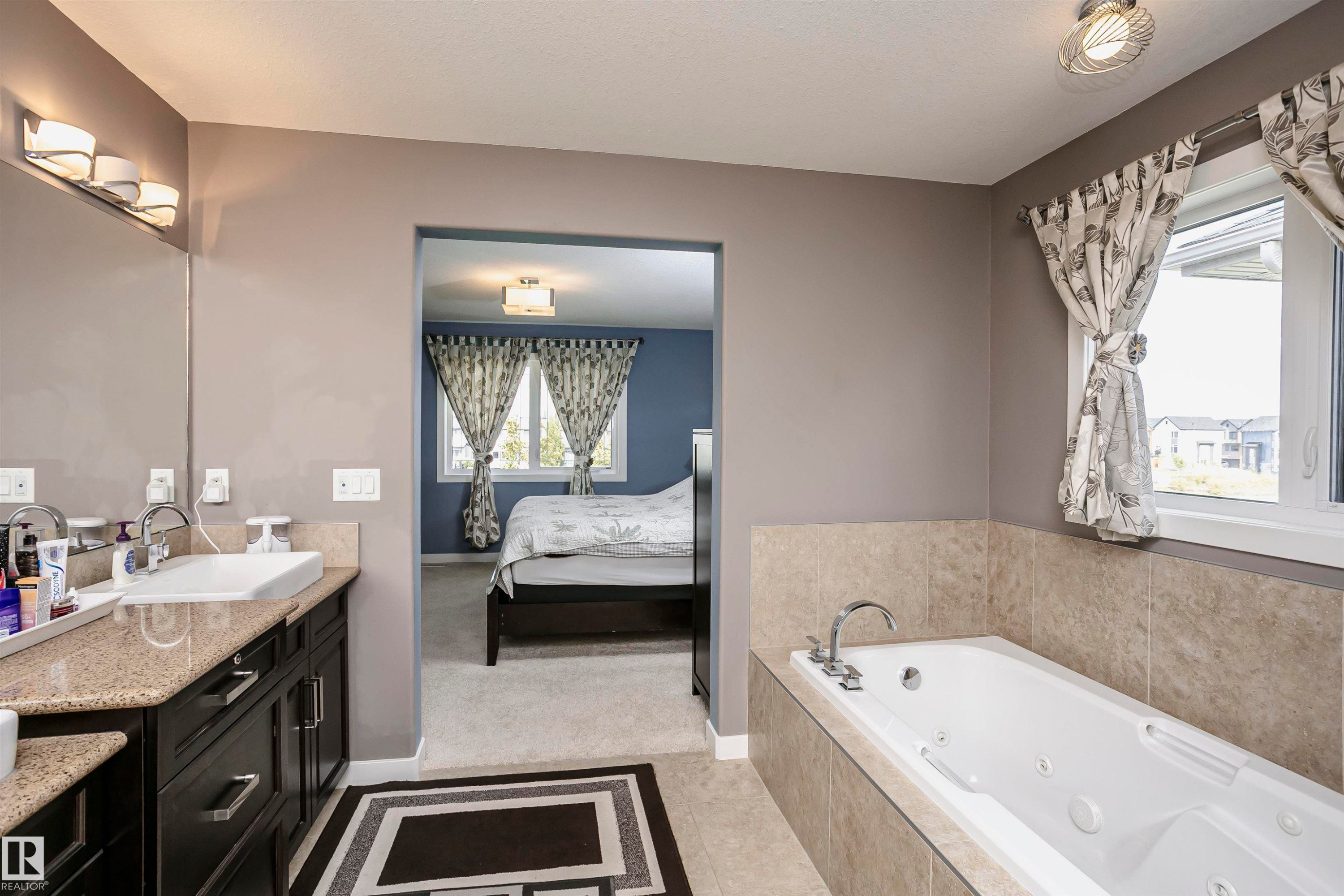 15848 13 Avenue Sw, Edmonton, AB - Indoor Photo Showing Bathroom