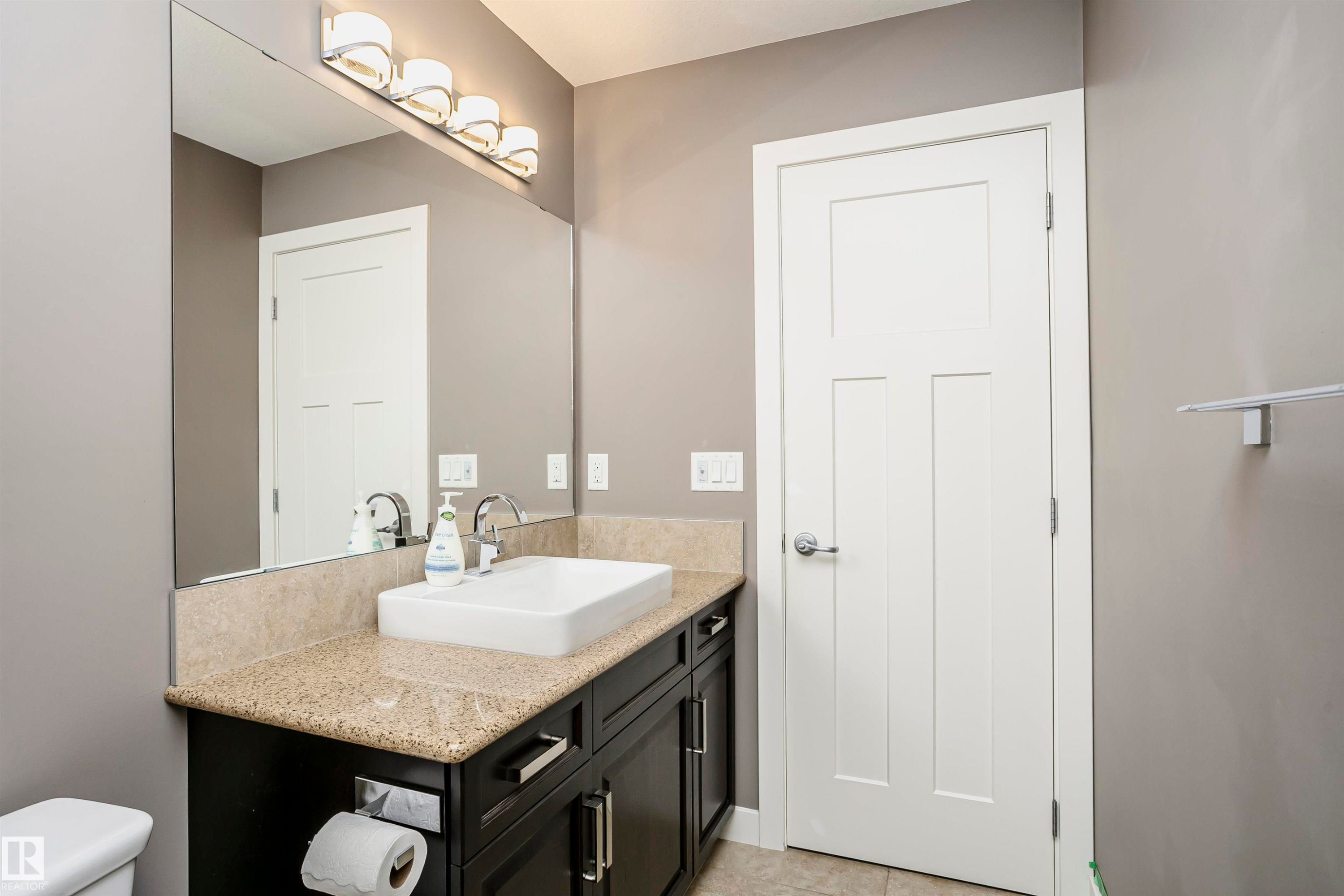 15848 13 Avenue Sw, Edmonton, AB - Indoor Photo Showing Bathroom