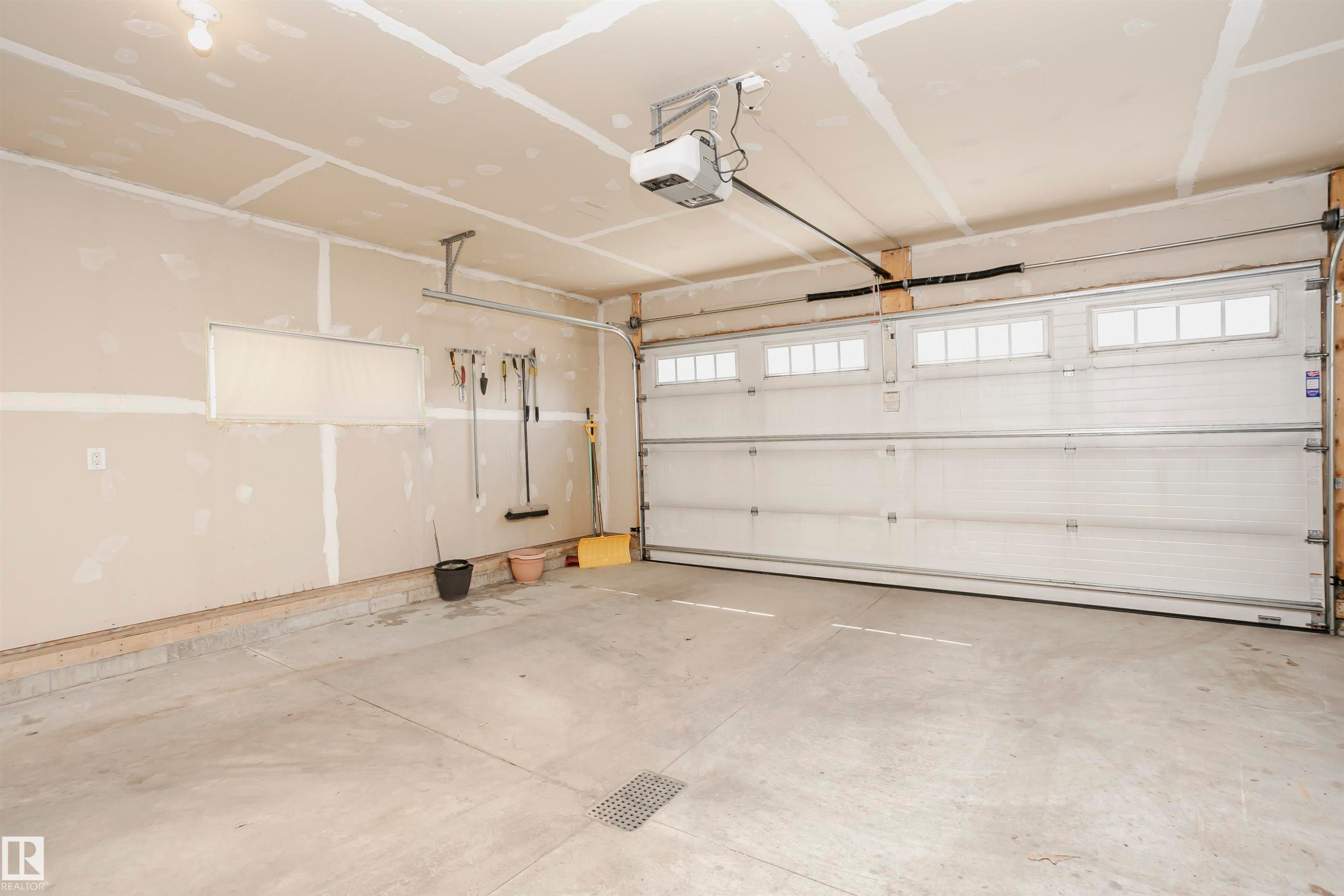 15848 13 Avenue Sw, Edmonton, AB - Indoor Photo Showing Garage