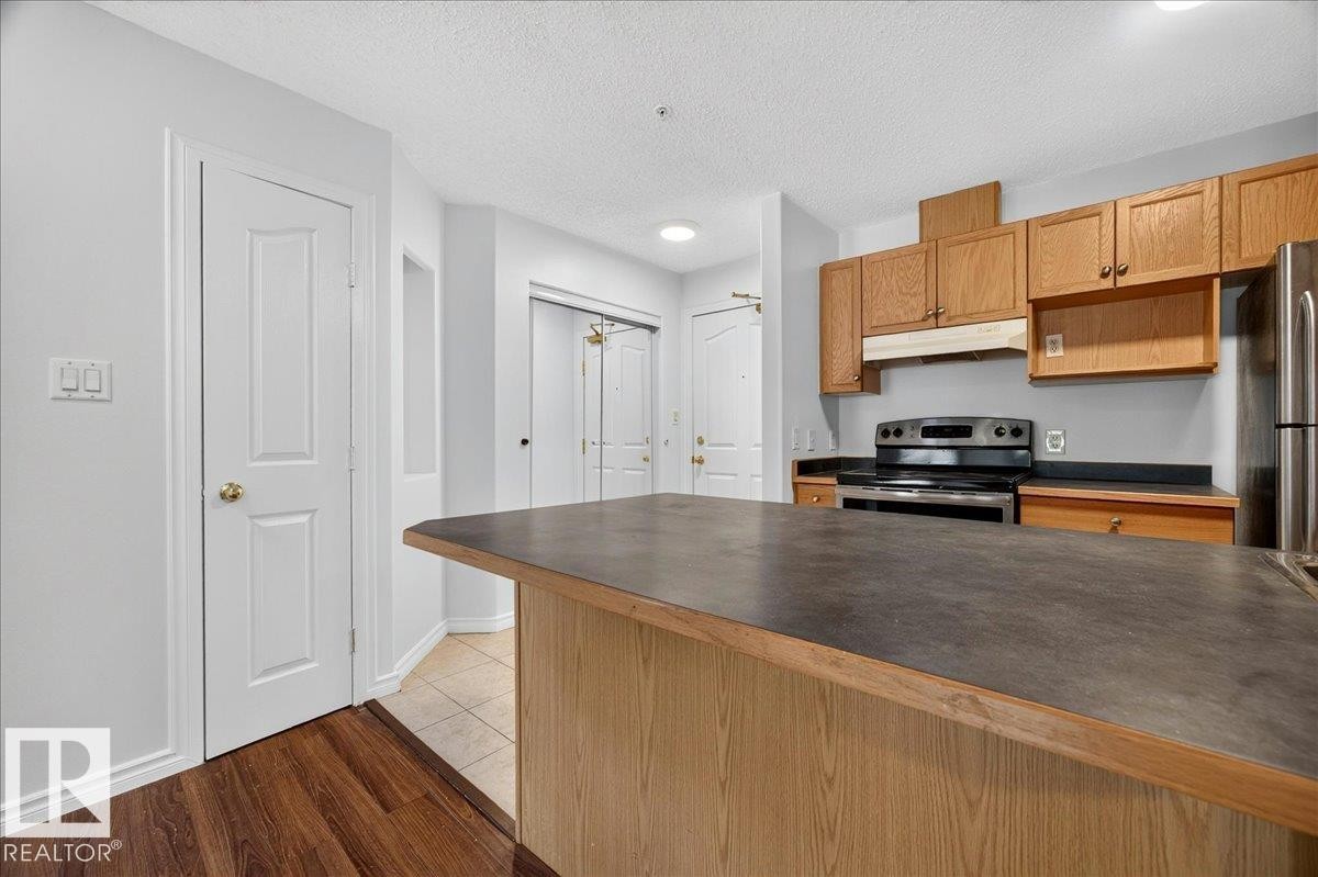 #122 2903 Rabbit Hill Rd Nw, Edmonton, AB - Indoor Photo Showing Kitchen